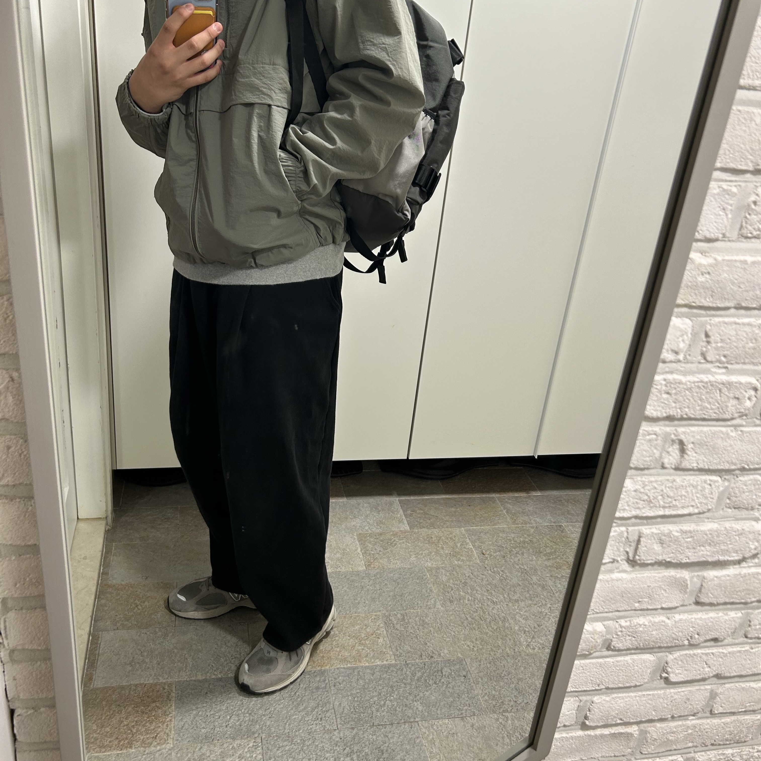 RAWROW X STAPLE String Backpack 931, New Balance 2002R Grey 착용 스타일