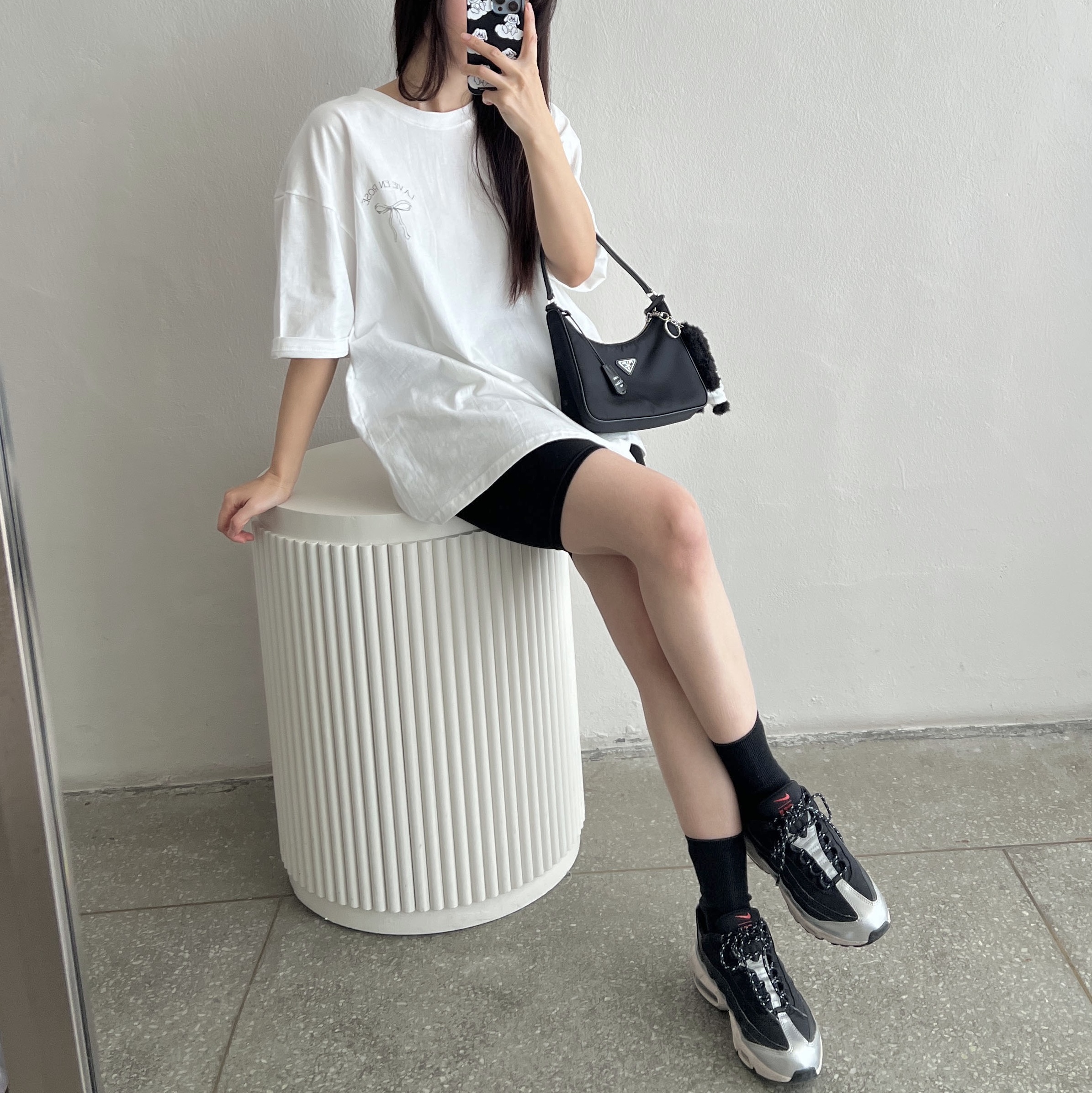 Nike Air Max 97 OG Silver Bullet 2022, Monamhee Beulpingi Keyring with White Pants Black 착용 스타일 - 1