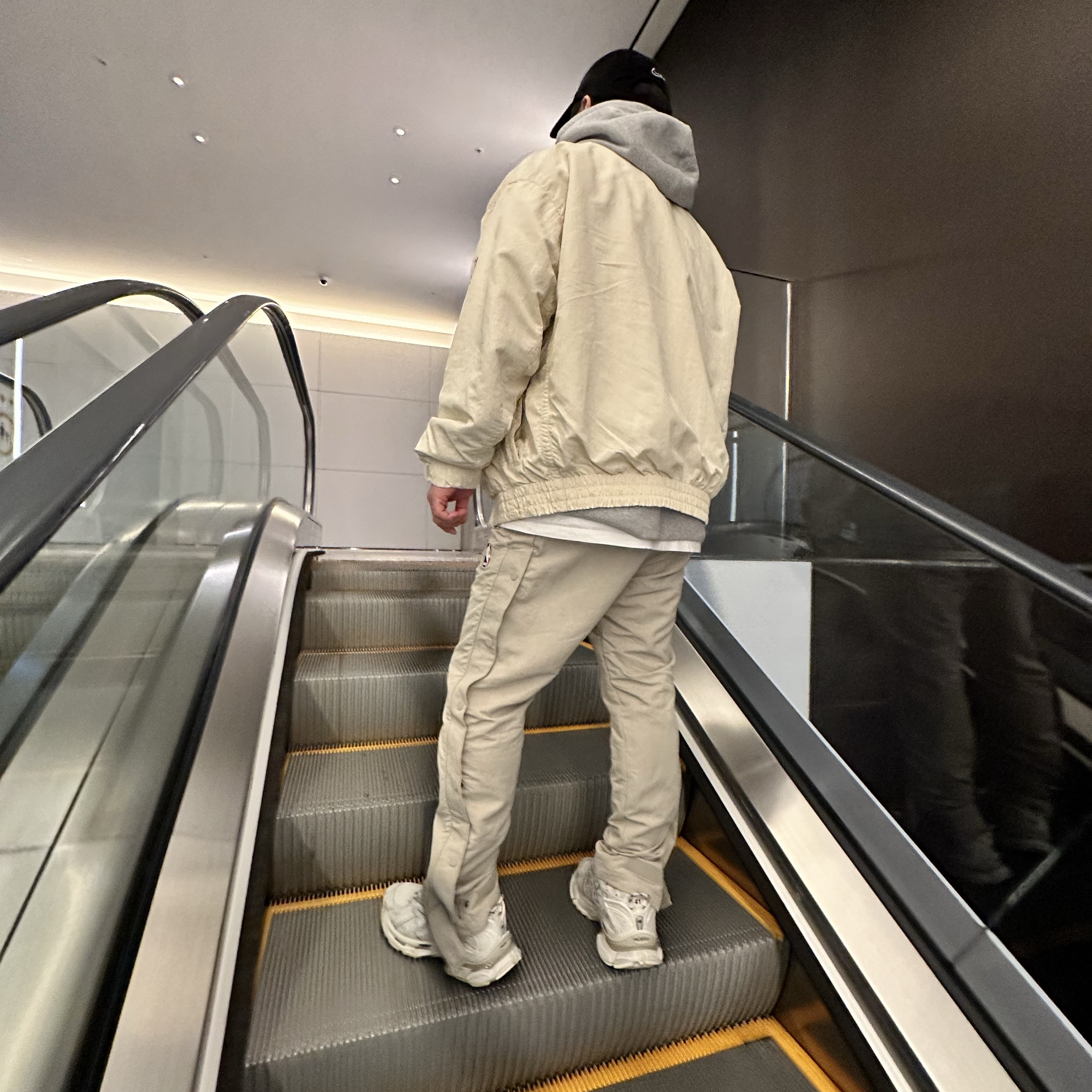 Supreme x Burberry Box Logo Hooded Sweatshirt Heather Grey - 22SS, Balenciaga Runner Sneakers White 착용 스타일 - 2