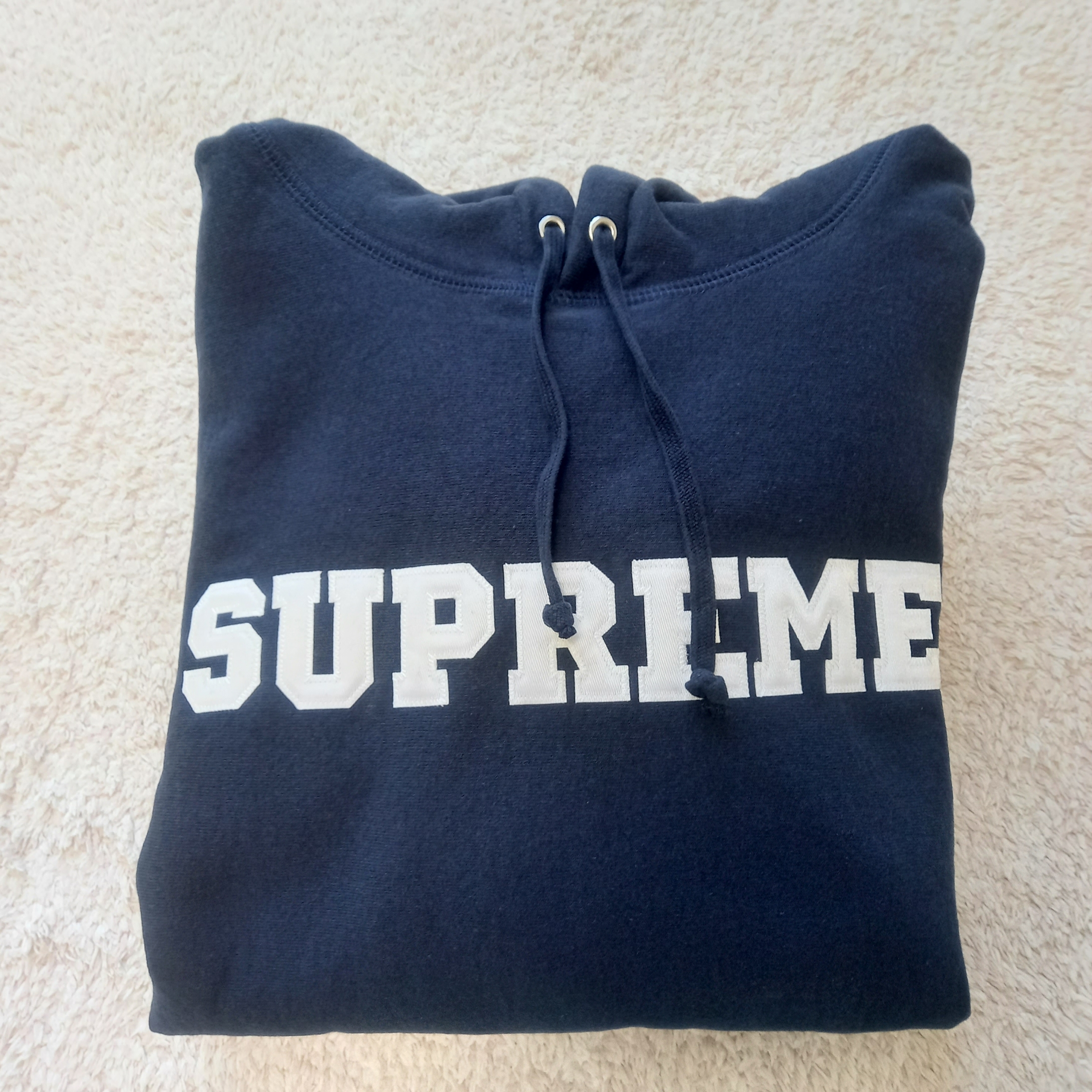 Supreme Collegiate Hooded Sweatshirt Navy - 24SS, Supreme Washed Chino Twill Camp Cap Dirty Indigo - 24SS 착용 스타일 - 2