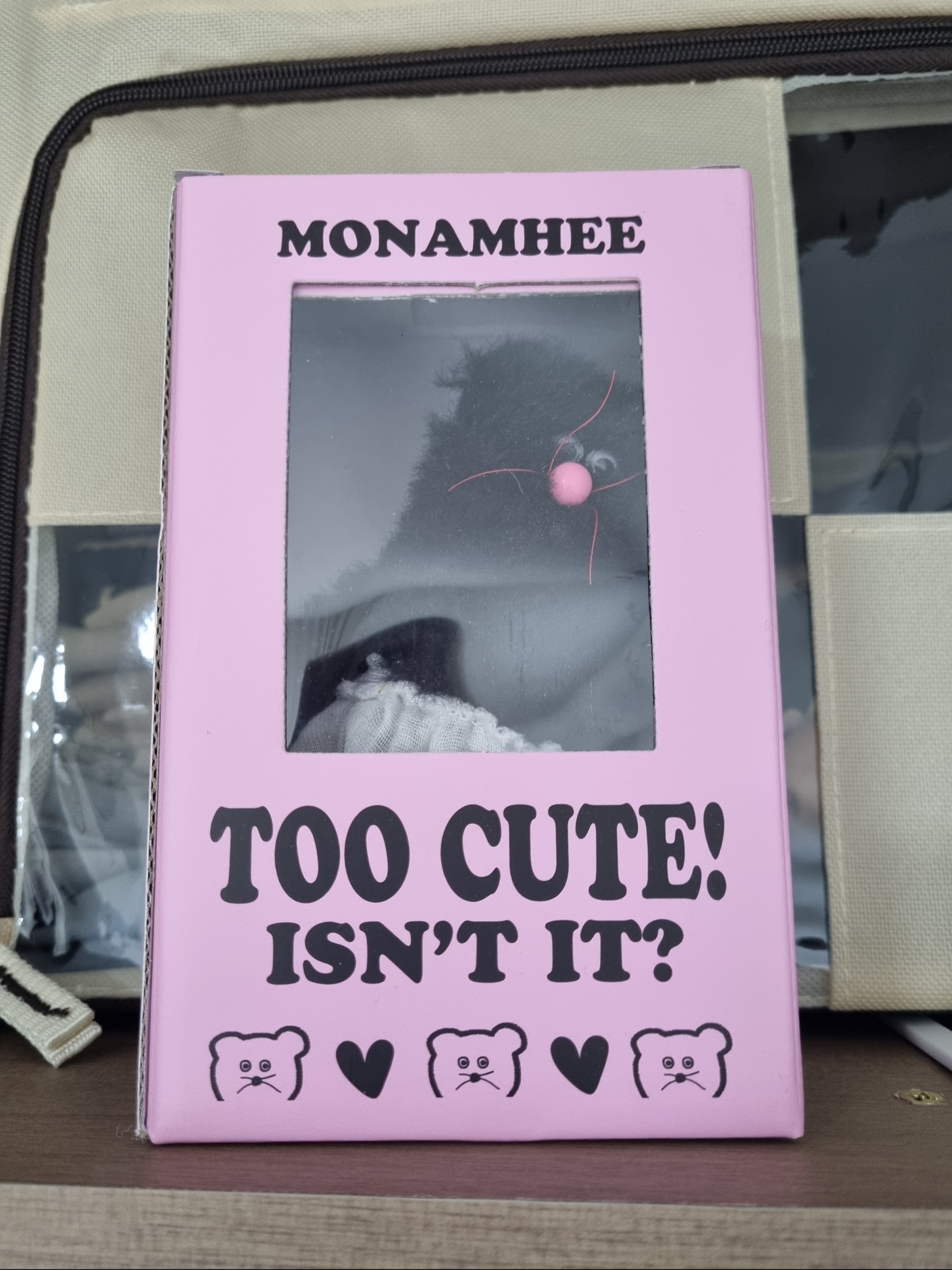 Monamhee Bred Keyring with Pink Pants Brown 착용 스타일