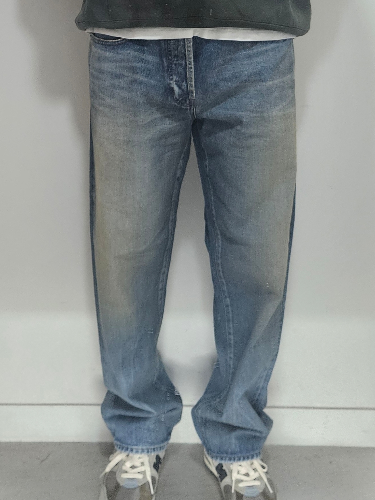 Supreme Distressed Loose Fit Selvedge Jean Washed Indigo - 24SS, Supreme Futura Hooded Sweatshirt Dark Olive - 24SS 착용 스타일 - 2