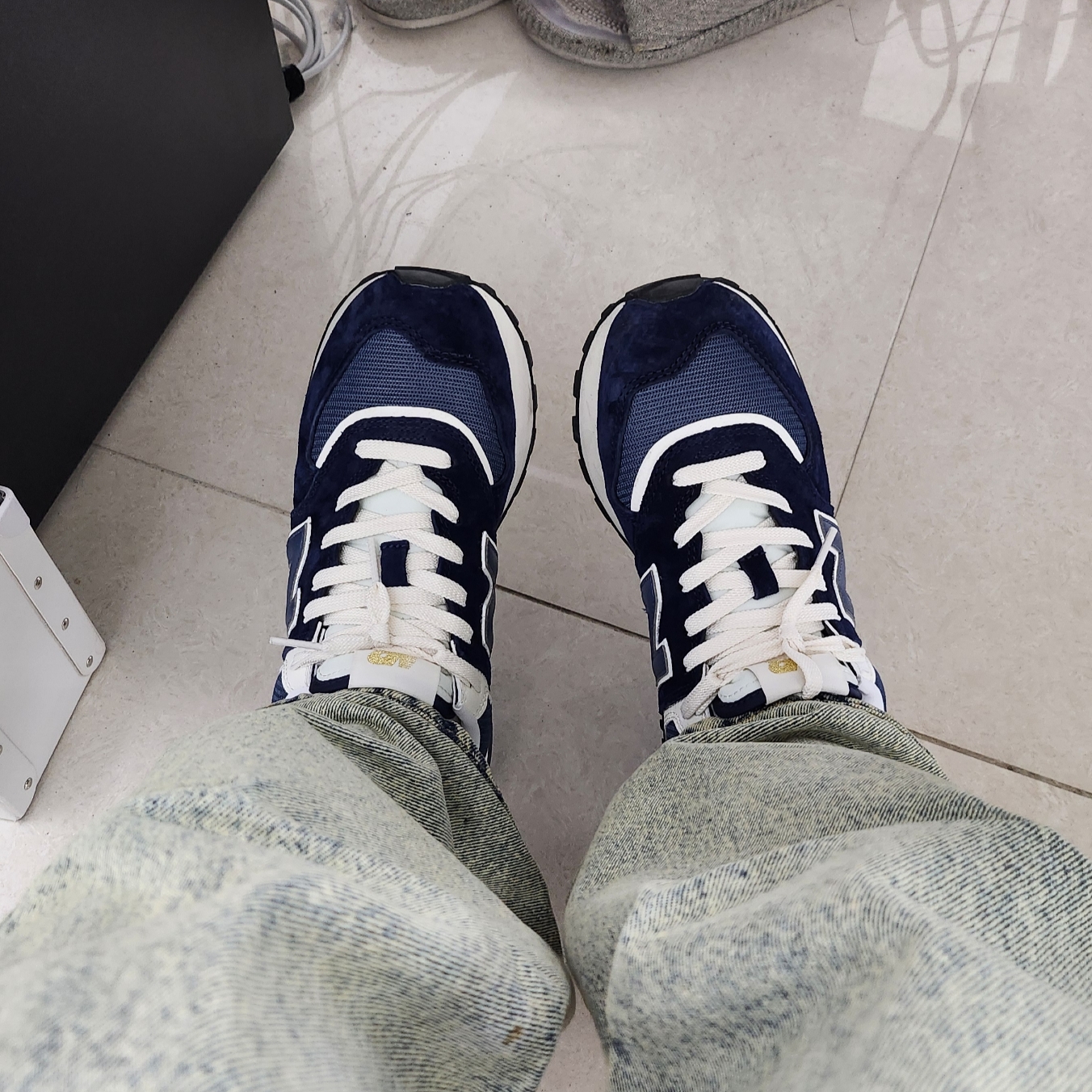 New Balance 574 Legacy Navy 착용 스타일 - 2