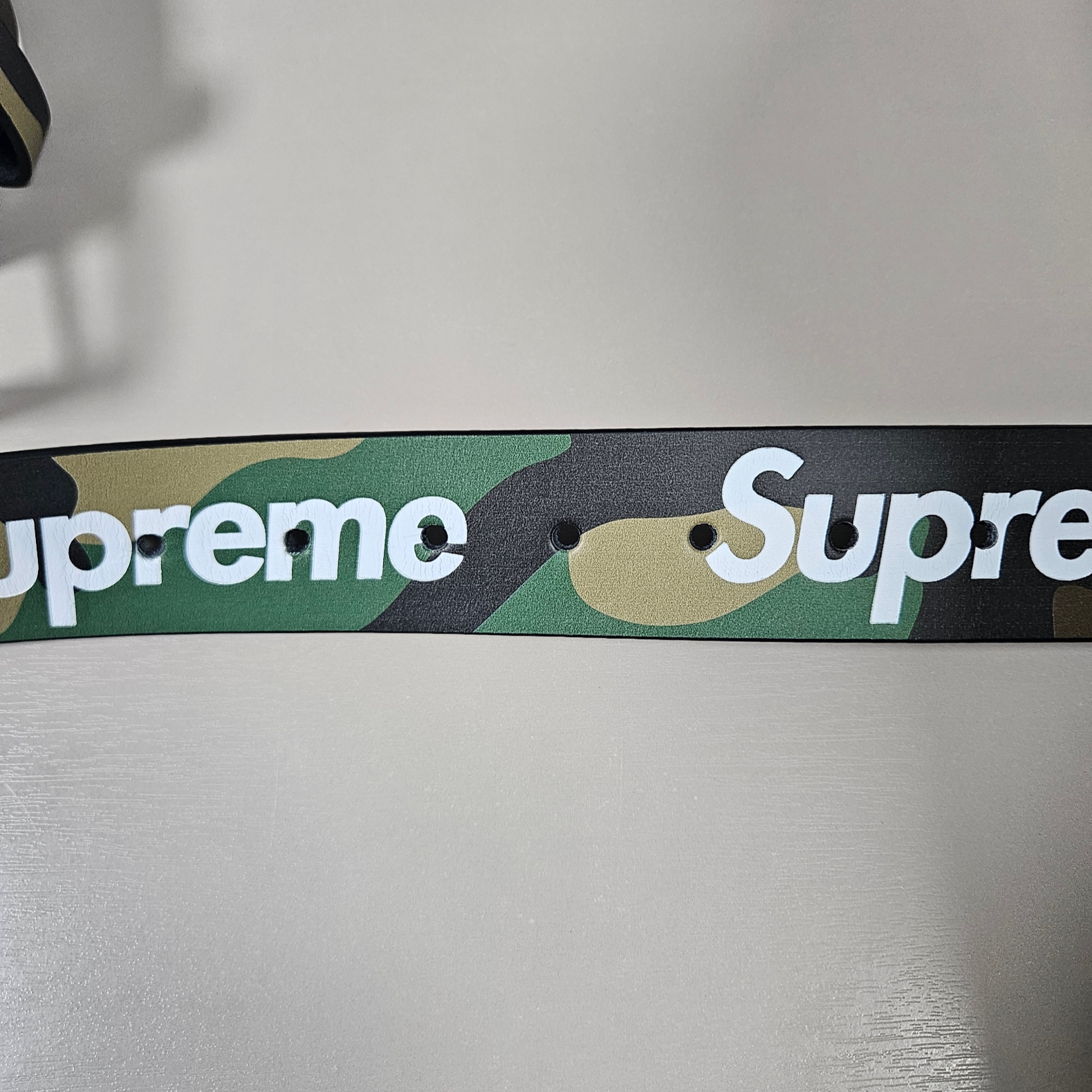 Supreme Repeat Leather Belt Woodland Camo - 24SS 착용 스타일 - 3