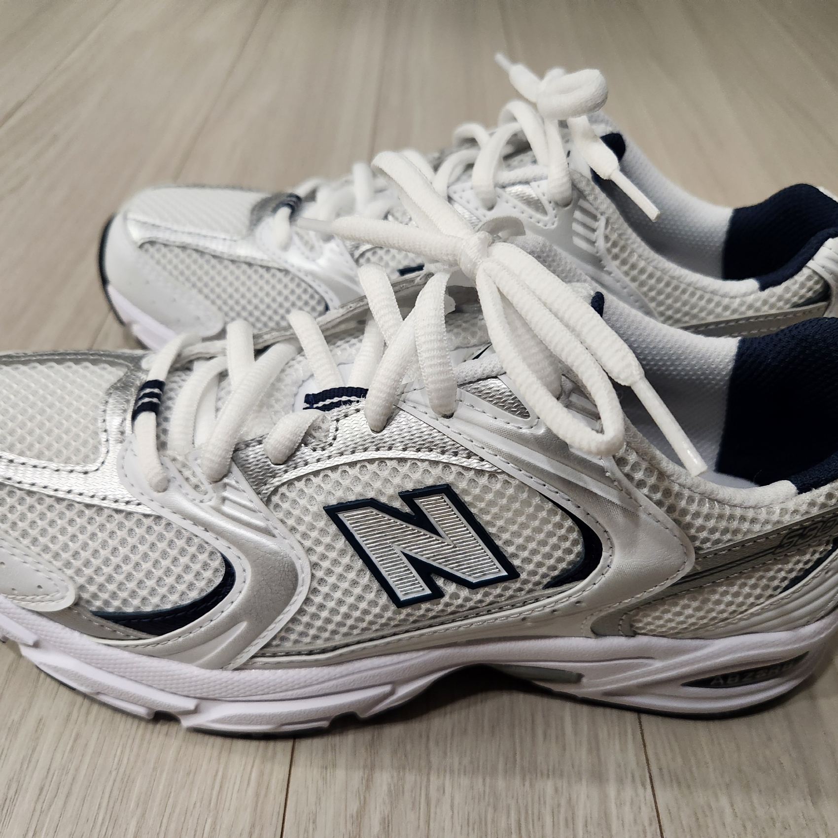 New Balance 530 White 착용 스타일 - 2