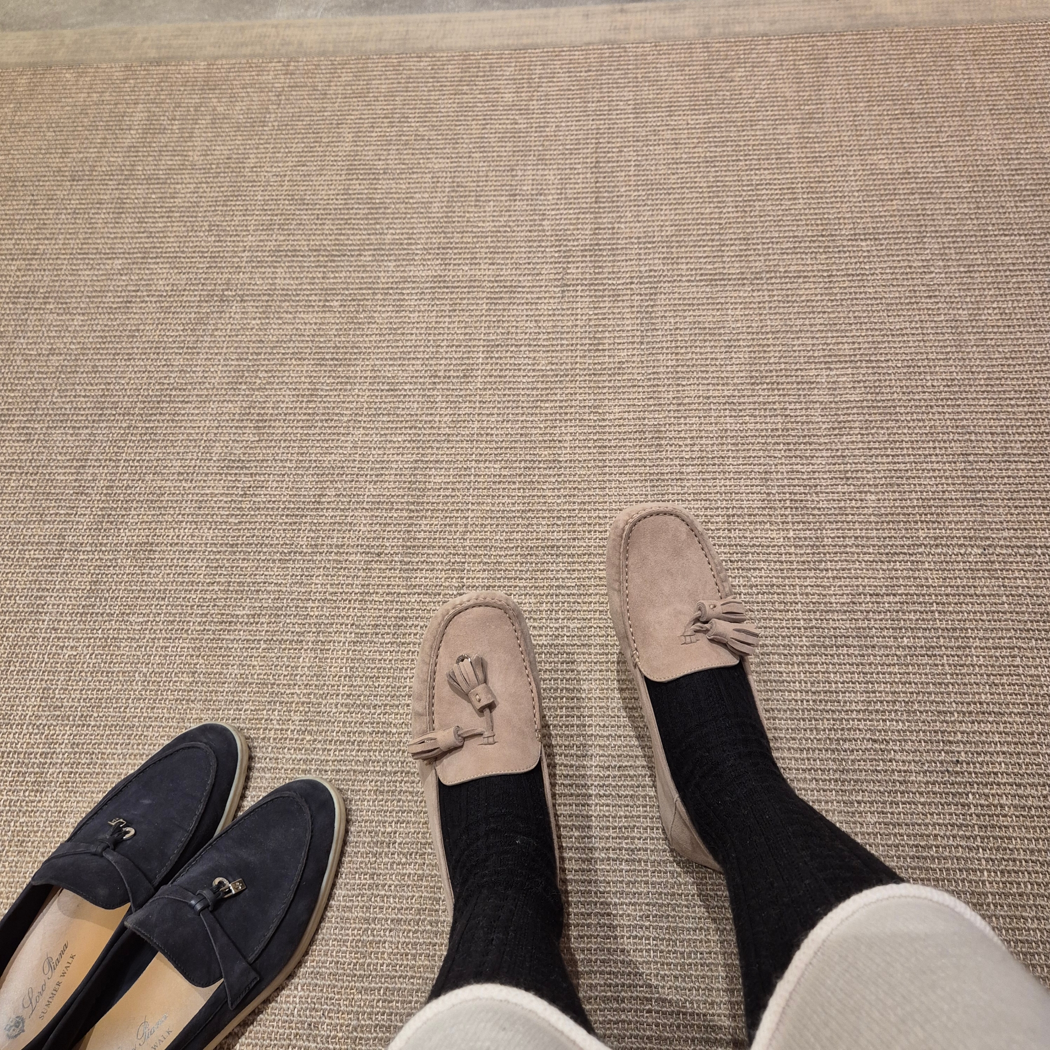 (W) Loro Piana Dot Sole Loafers Suede Goatskin Cashew Butter, (W) Loro Piana Summer Charms Walk Suede Calfskin Caviar 착용 스타일 - 2