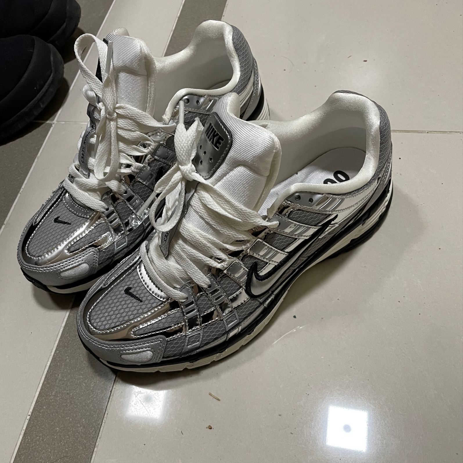 Nike P-6000 Metallic Silver 착용 스타일