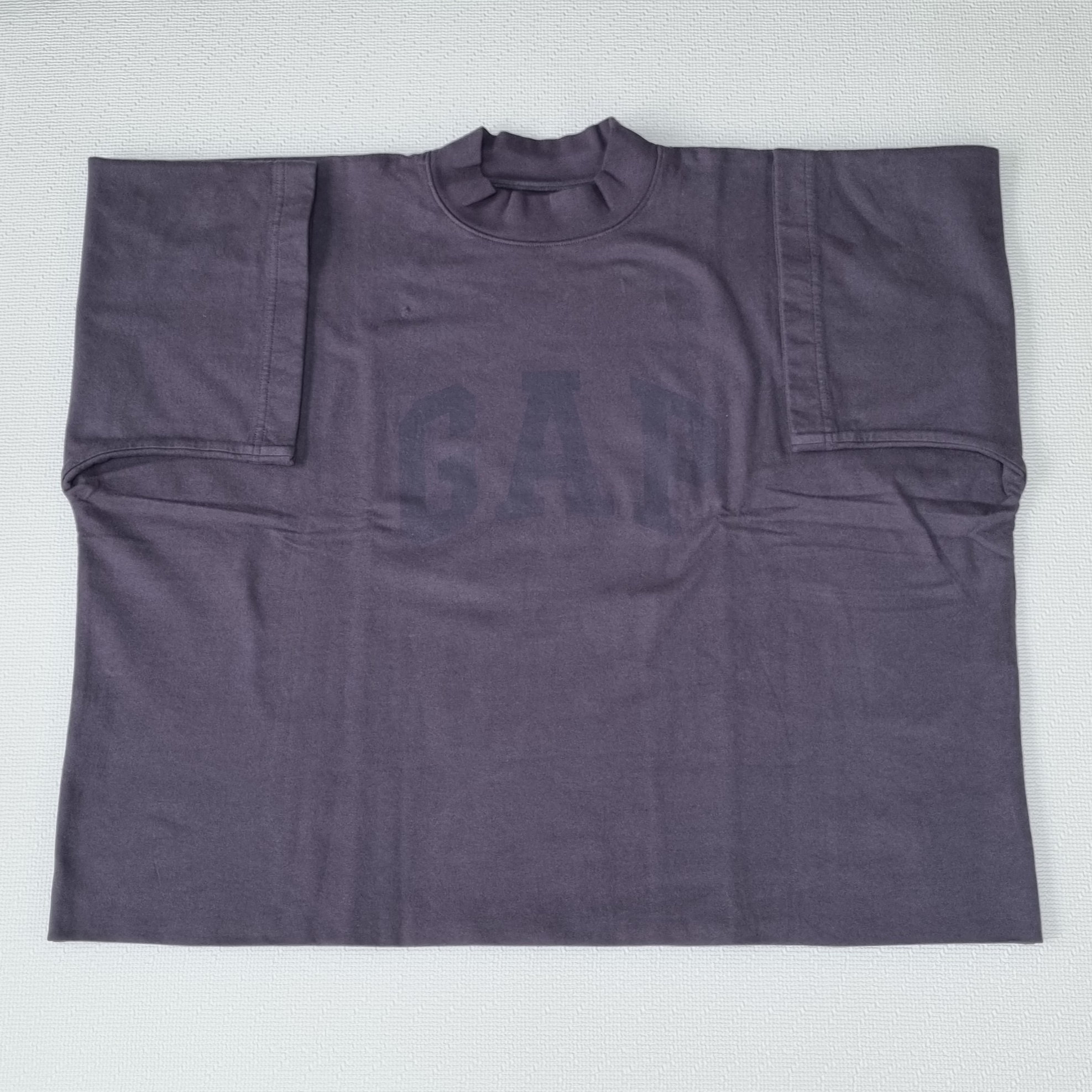 Yeezy Gap Engineered By Balenciaga Dove No Seam T-Shirt Dark Grey 착용 스타일 - 1