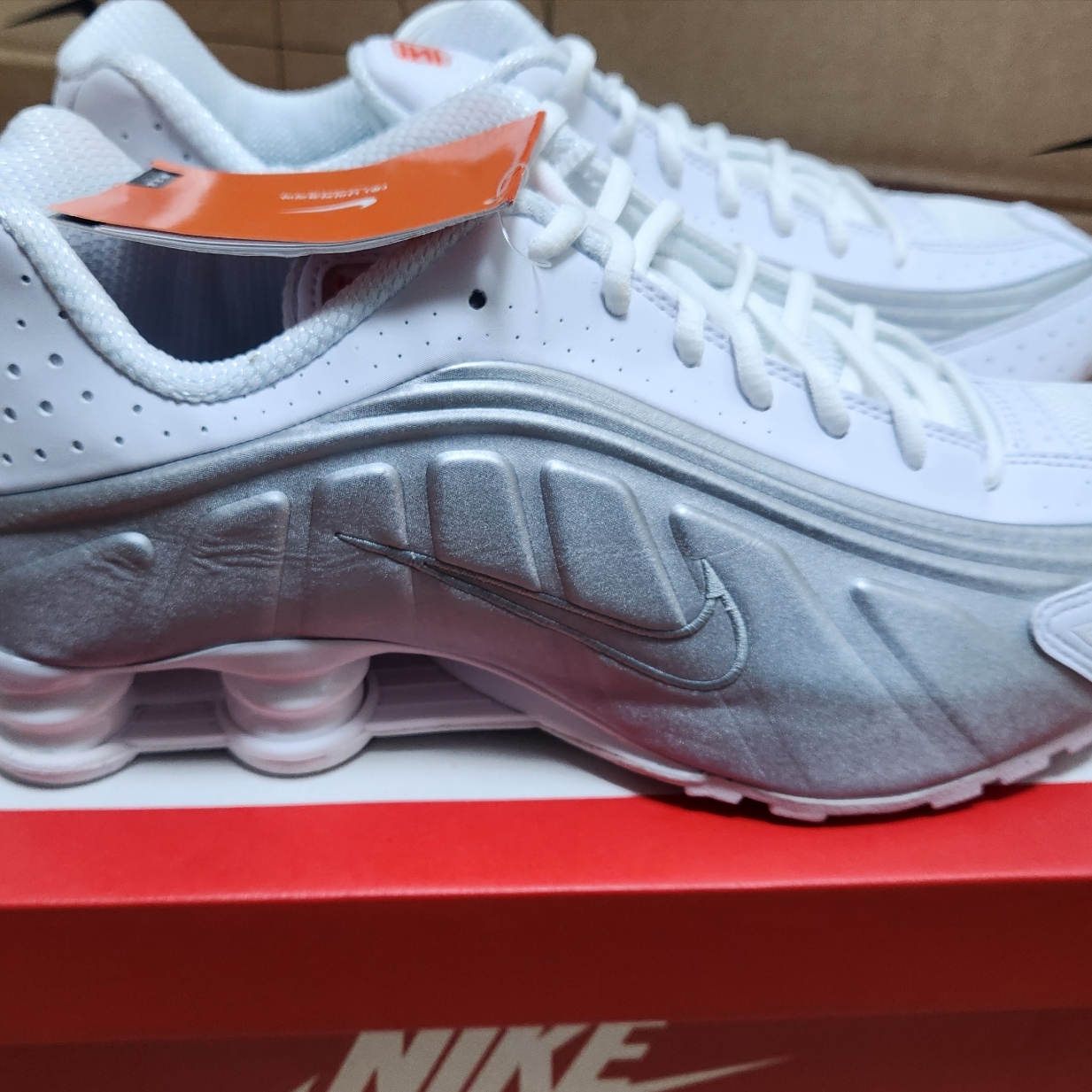 (W) Nike Shox R4 White Metallic Silver 착용 스타일 - 2
