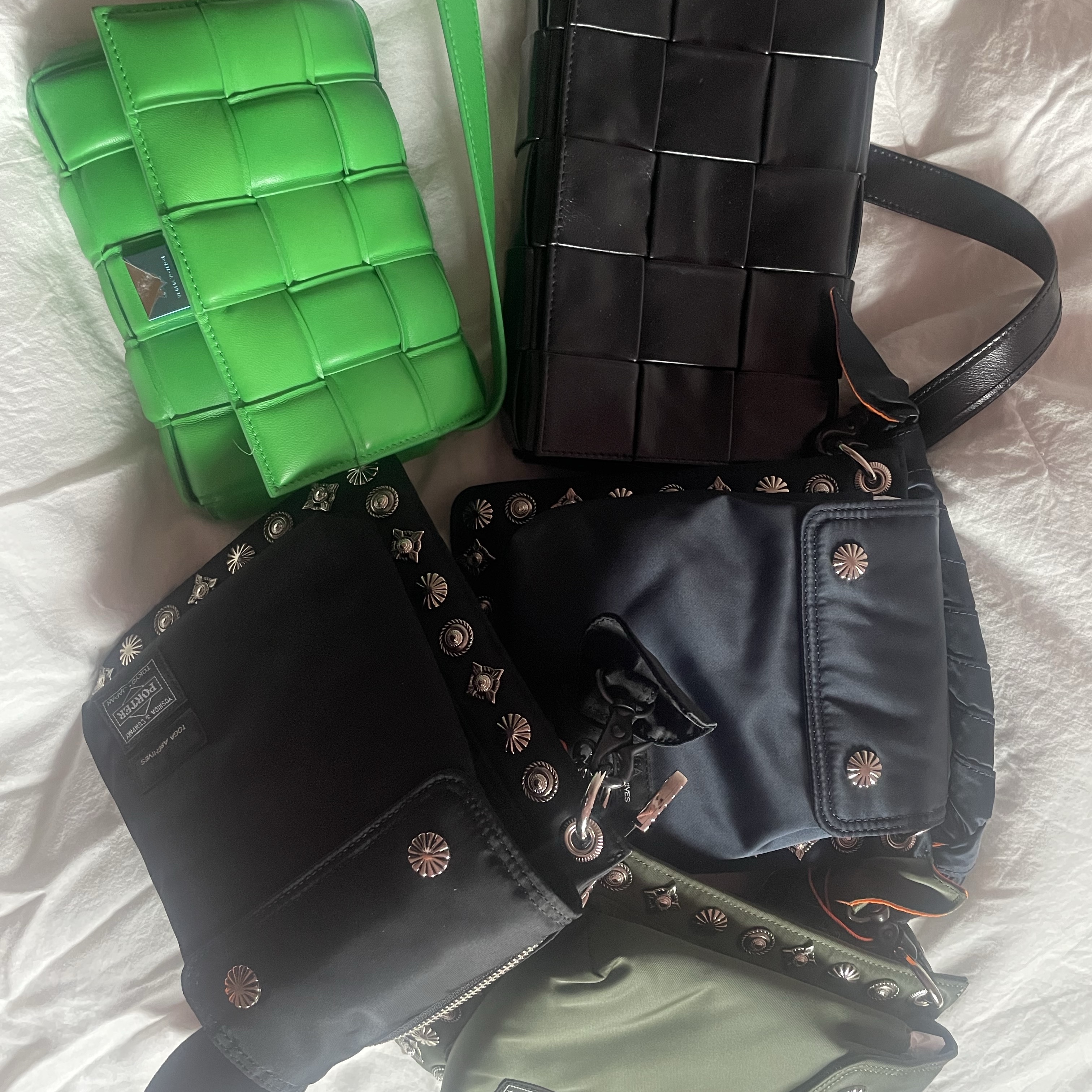Porter x Toga Shoulder Pouch Black, Porter x Toga Shoulder Pouch Sage Green 착용 스타일