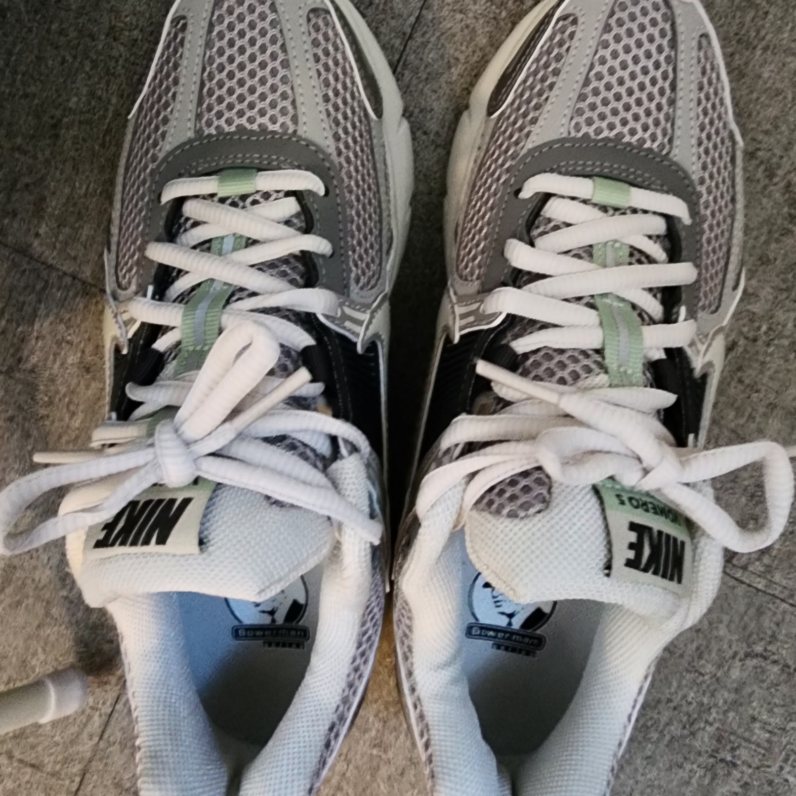 (W) Nike Zoom Vomero 5 Cobblestone and Flat Pewter 착용 스타일