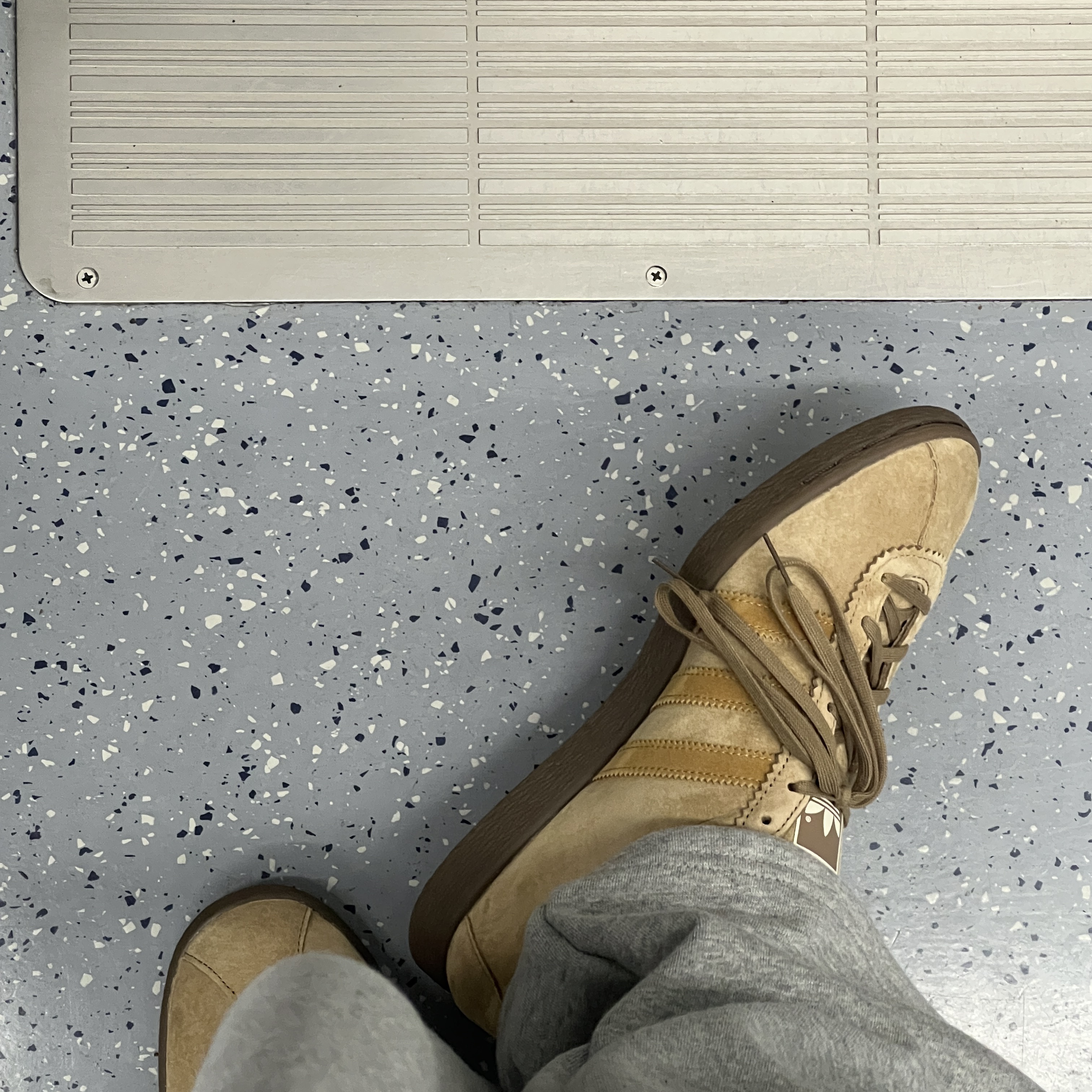 Adidas Tobacco Pantone Mesa 착용 스타일