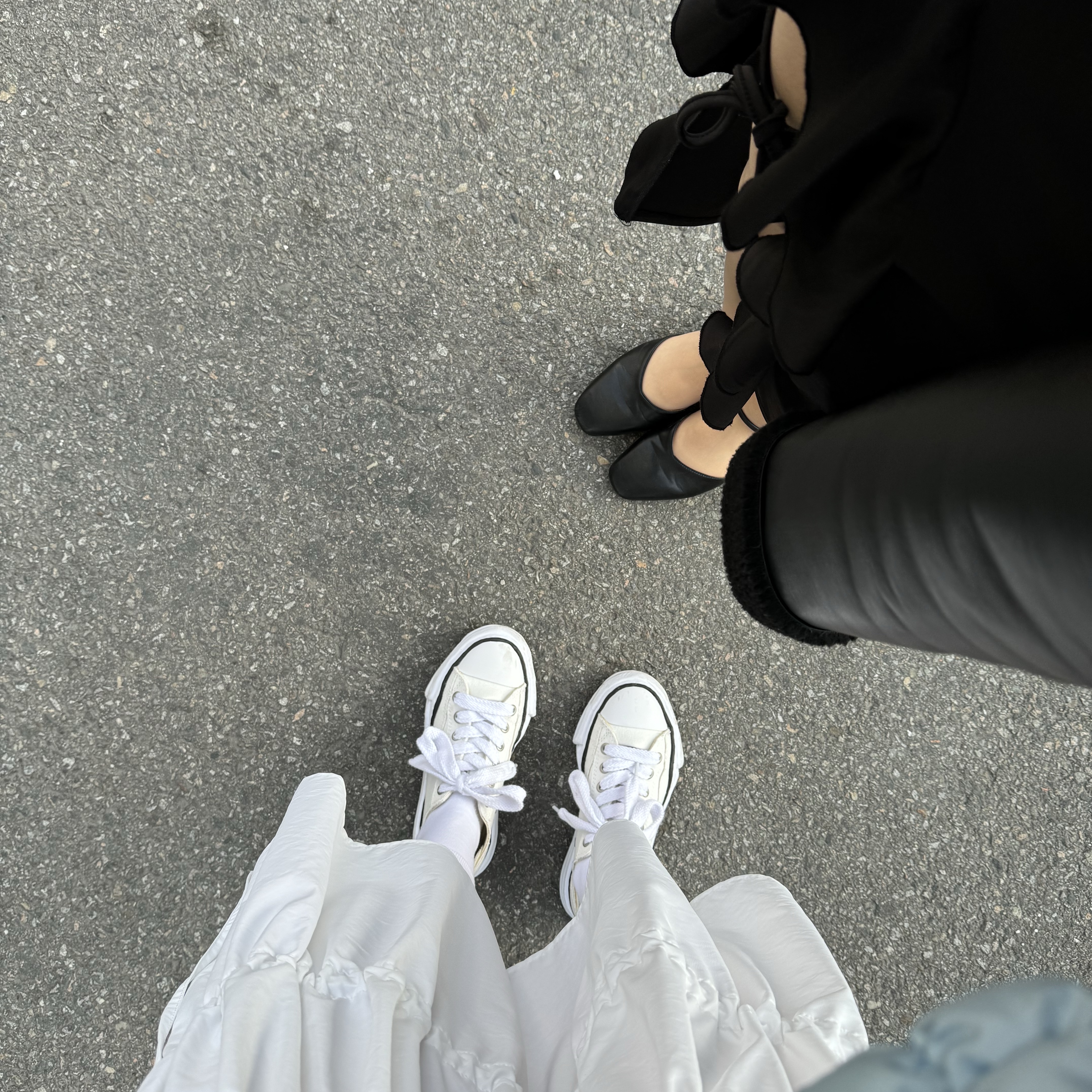 Maison Mihara Yasuhiro Peterson OG Sole Canvas Low Sneakers White, COS Quilted Micro Bag Light Blue 착용 스타일