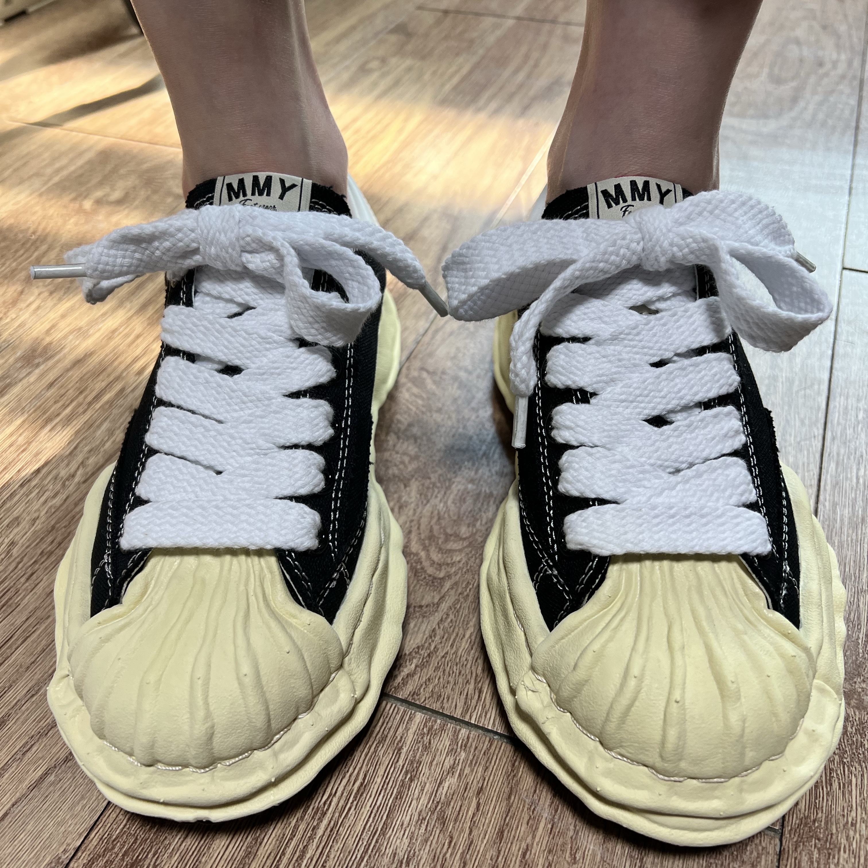 Maison Mihara Yasuhiro Blakey VL OG Sole Canvas Low-top Sneakers Black 착용 스타일