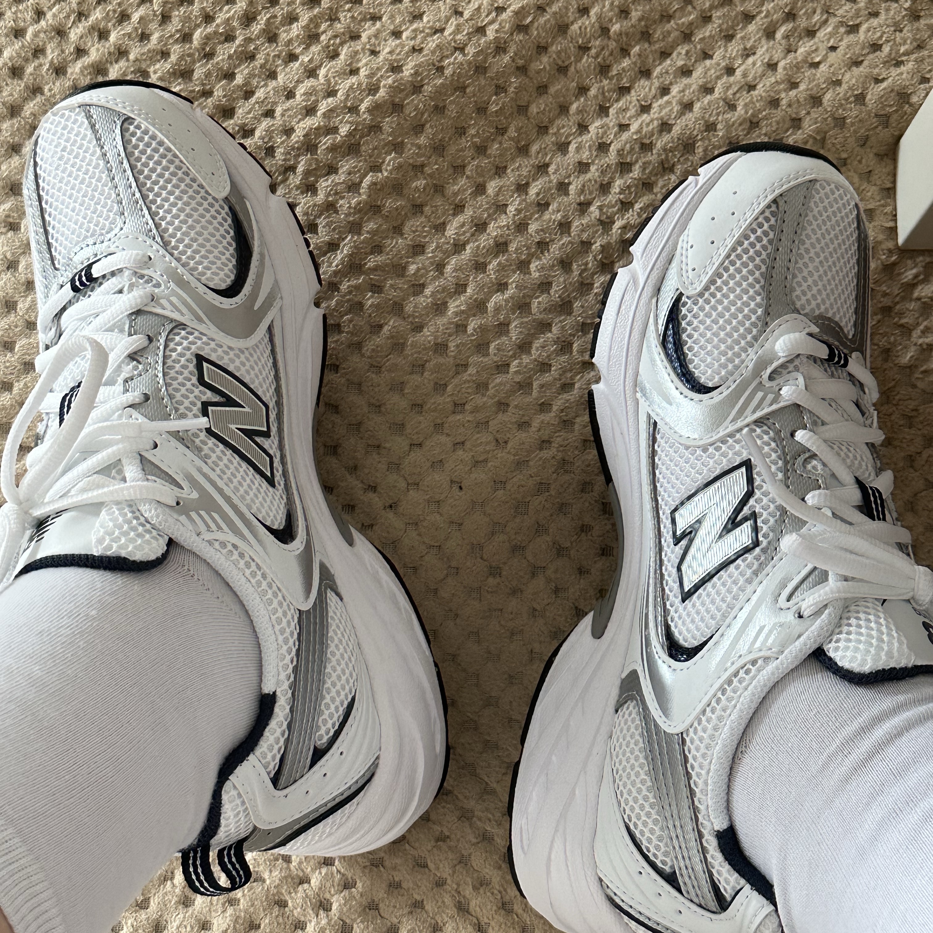 New Balance 530 White 착용 스타일