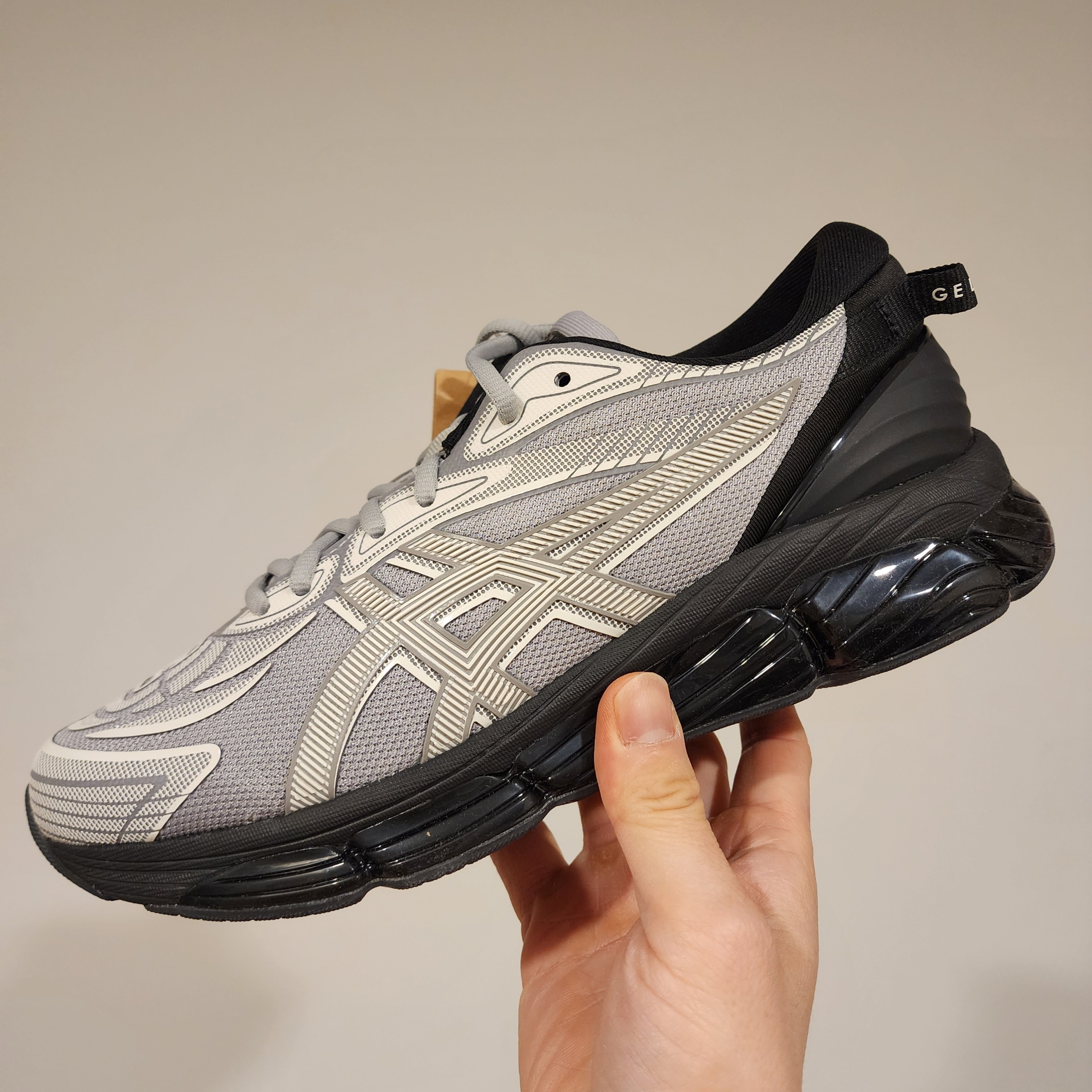 Asics x C.P. Company Gel-Quantum 360 VIII Cement Grey 착용 스타일 - 1