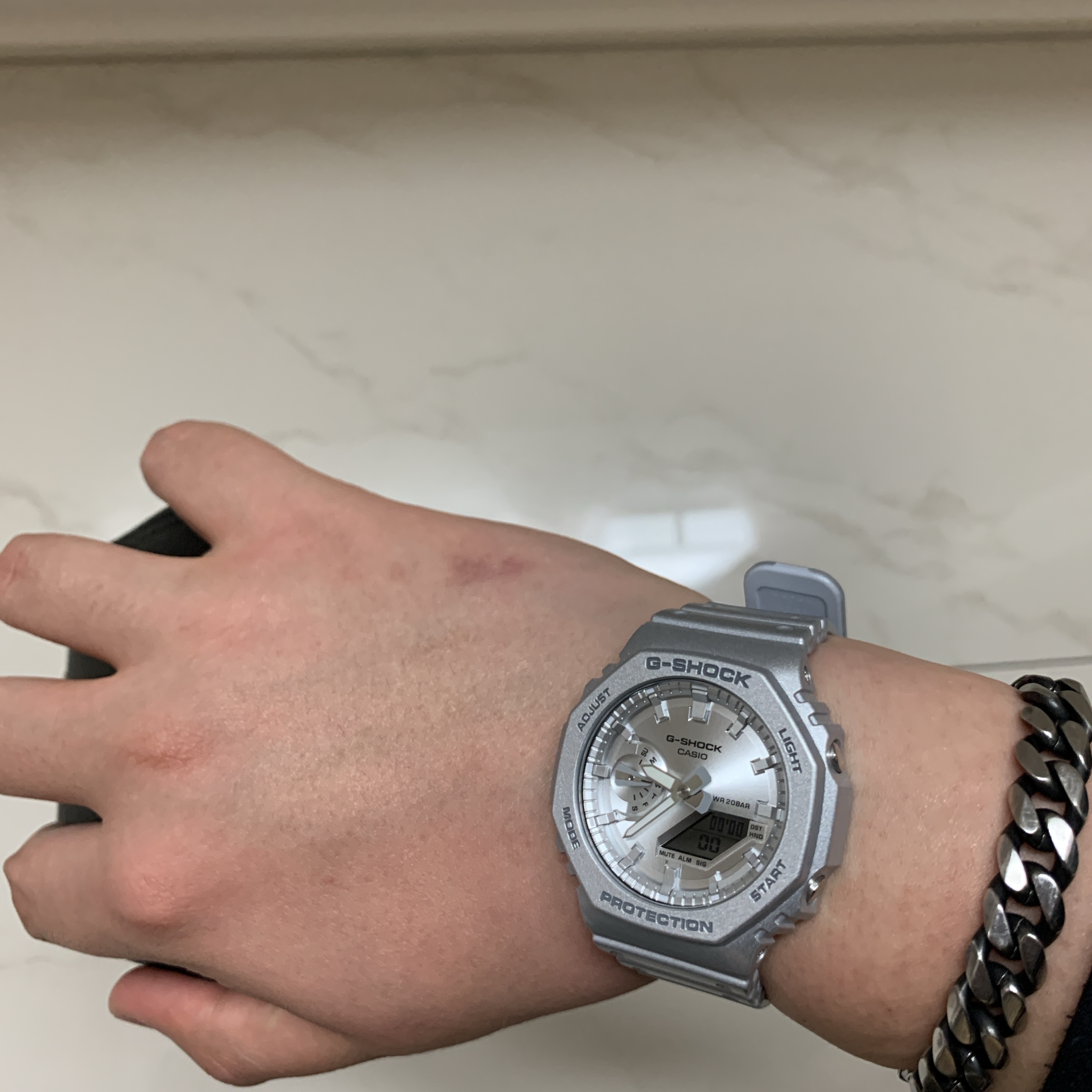 Casio G-Shock GA-2100FF-8A, Porter Square Purse Shrink Red 착용 스타일 - 3