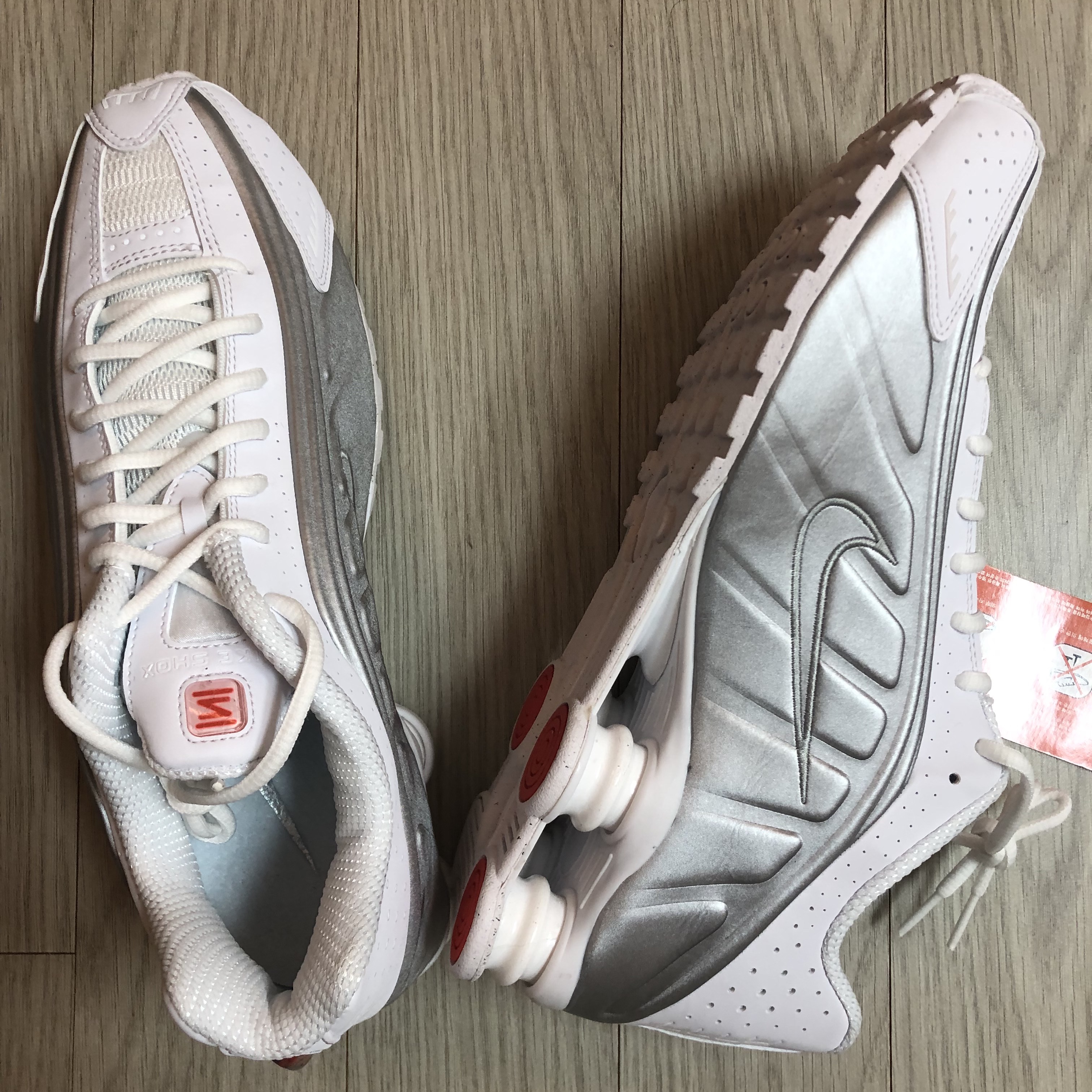 (W) Nike Shox R4 White Metallic Silver 착용 스타일 - 1