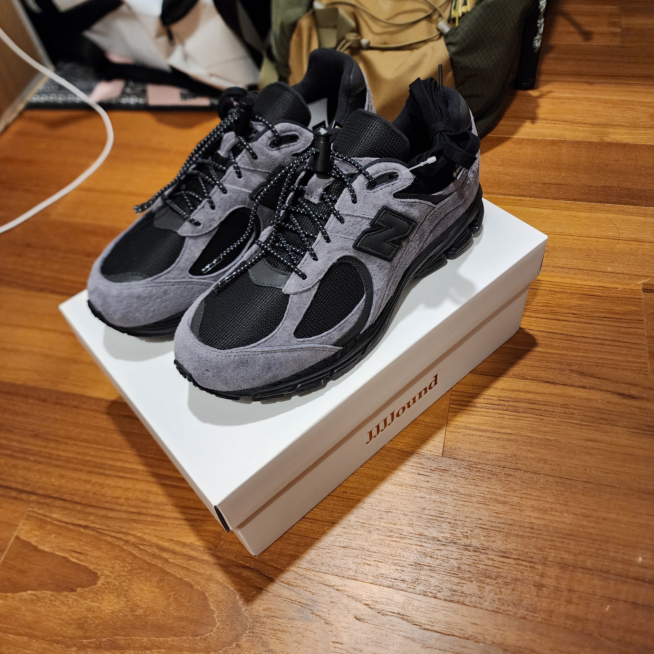 New Balance x JJJJound 2002R Gore-Tex Charcoal 착용 스타일 - 6