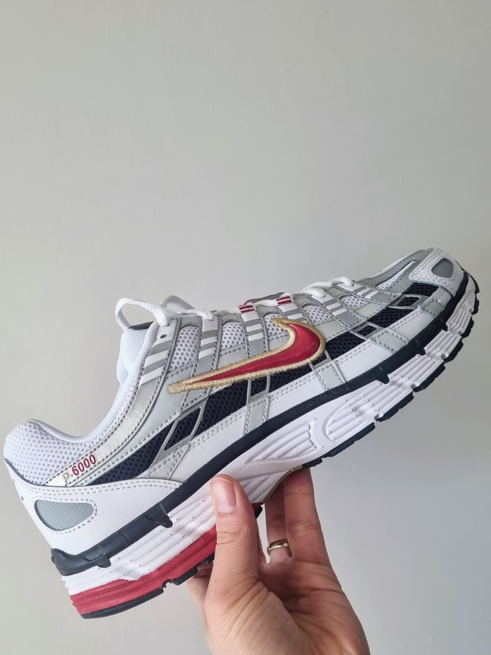 (W) Nike P-6000 Metallic Silver Red 착용 스타일