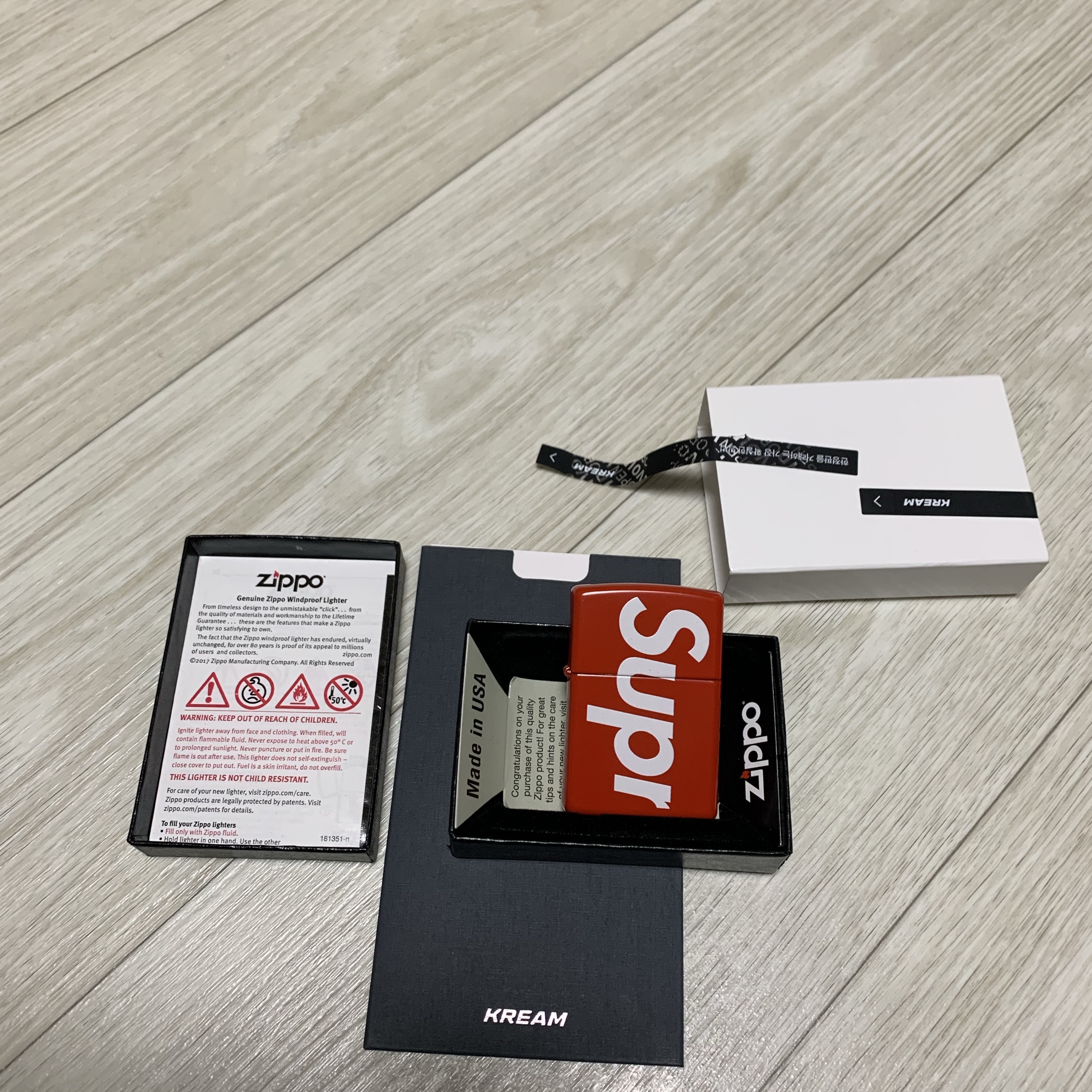 Supreme Logo Zippo Red 착용 스타일