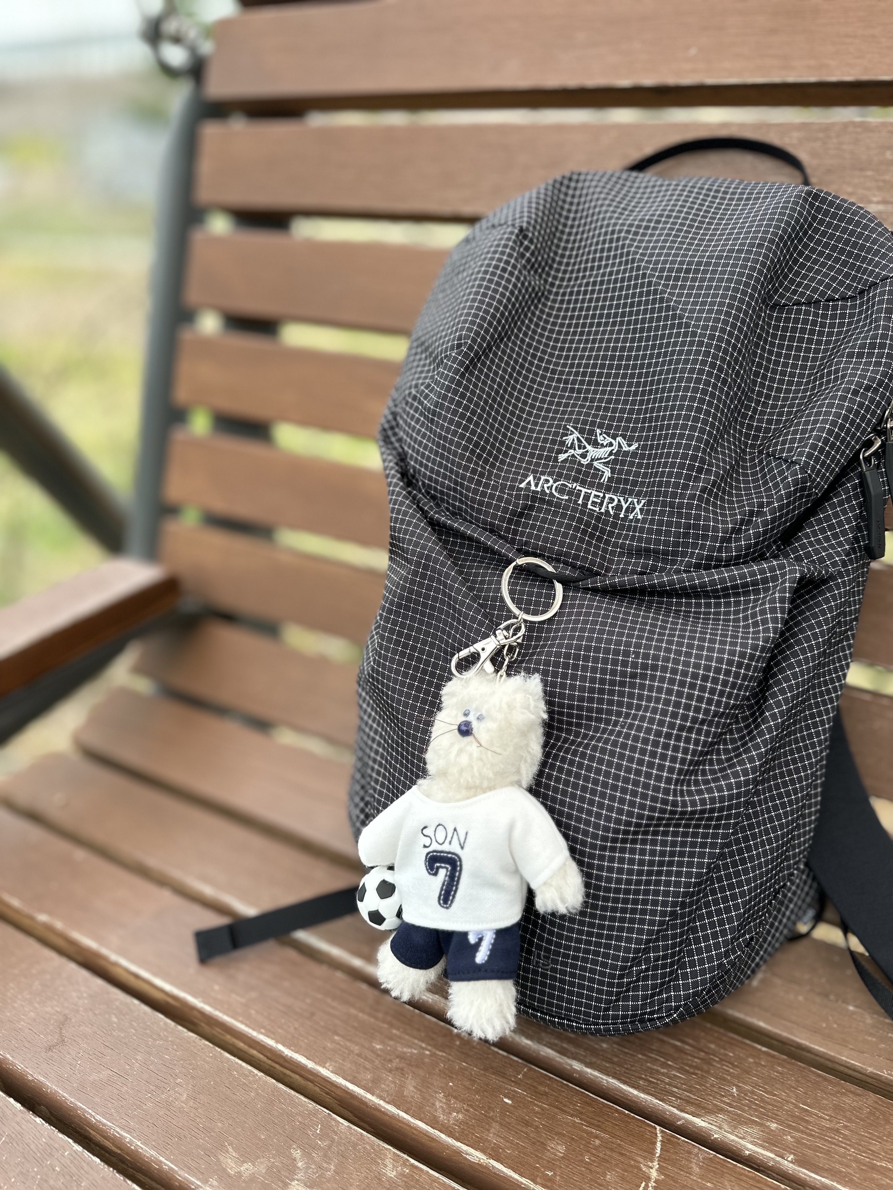 [예약 배송] NOS7 x Monamhee SON.hee Cream, Arc'teryx Konseal 15 Backpack Black 착용 스타일 - 2