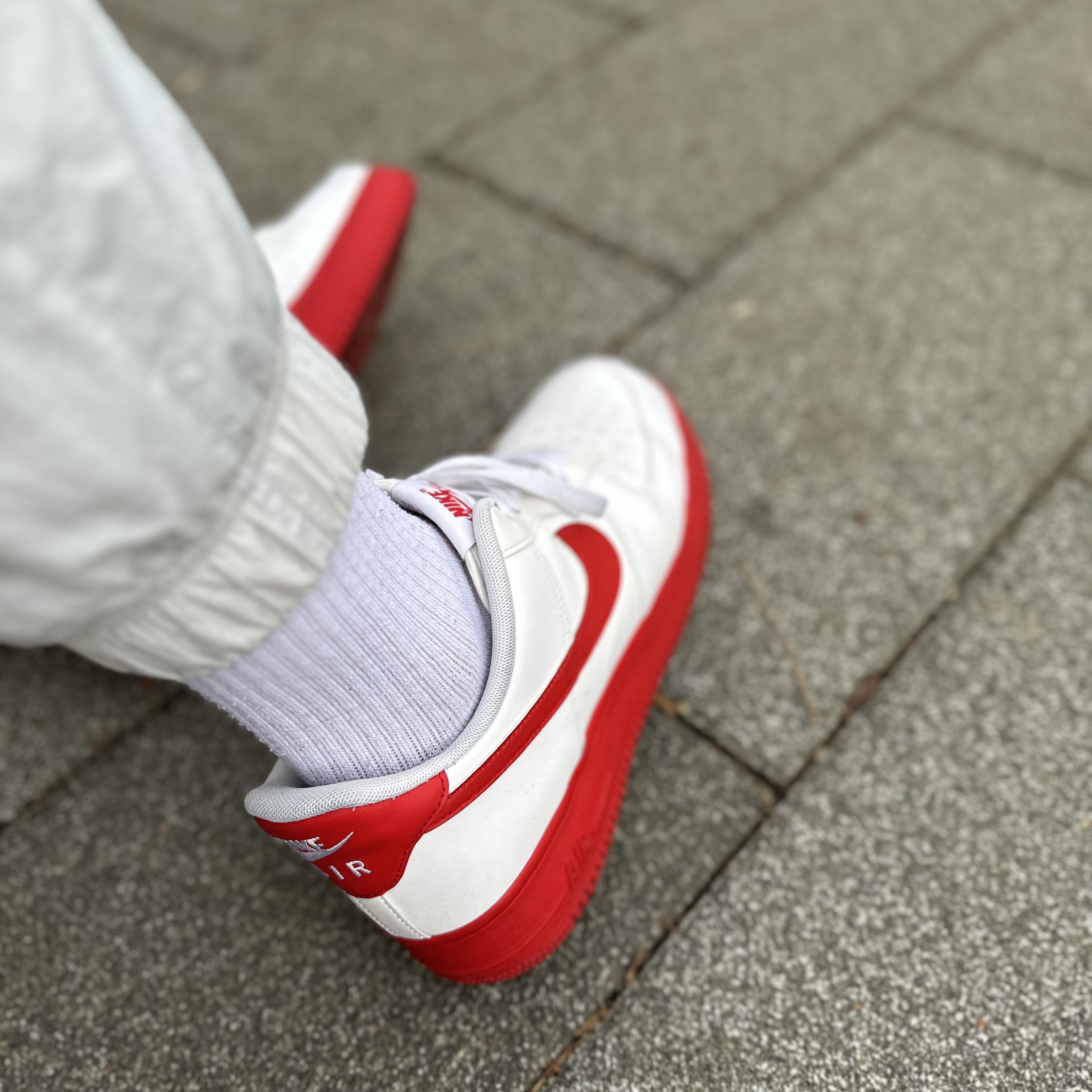Nike Air Force 1 Low White Red Midsole 착용 스타일 - 3
