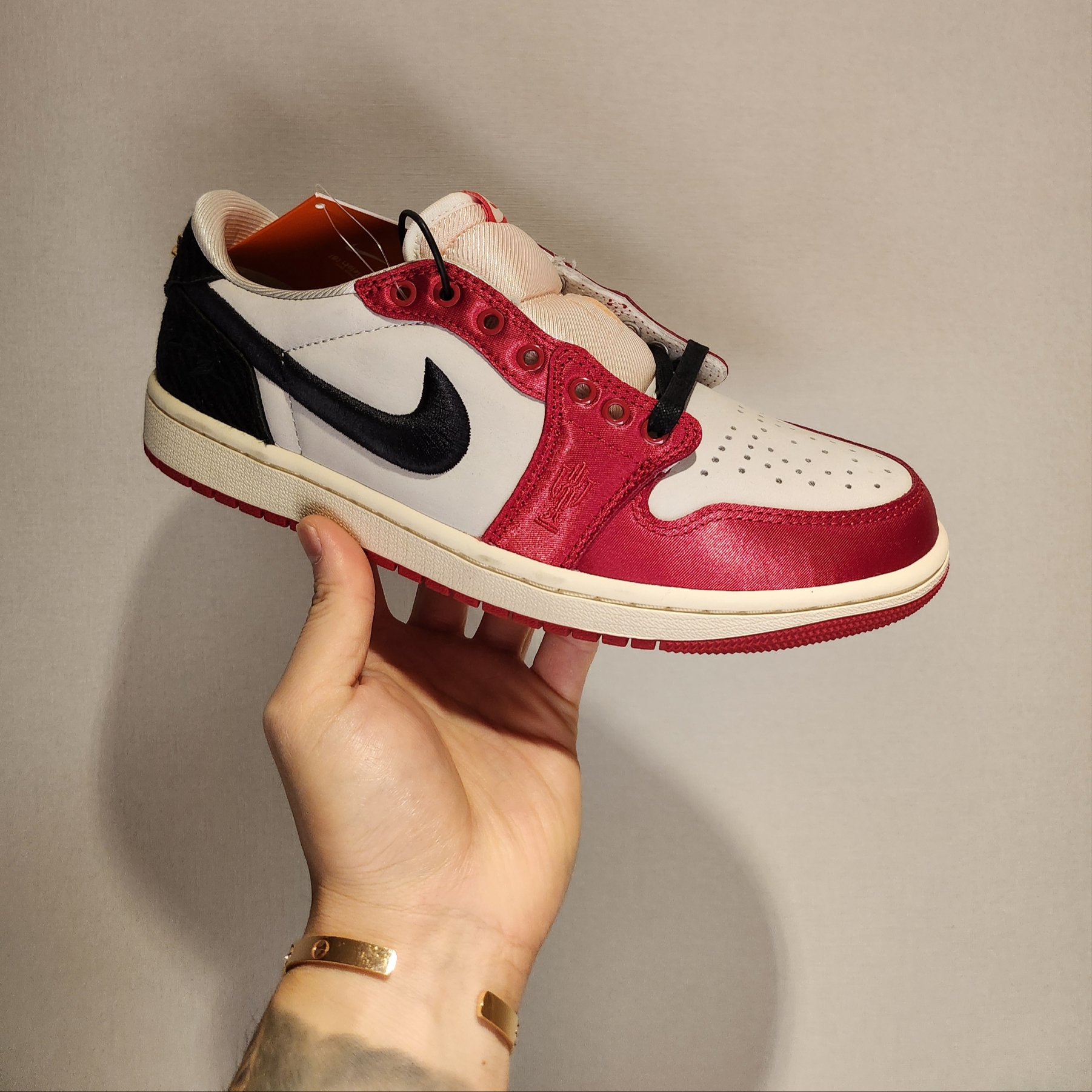 Jordan 1 x Trophy Room Retro Low OG SP Sail Varsity Red 착용 스타일 - 1