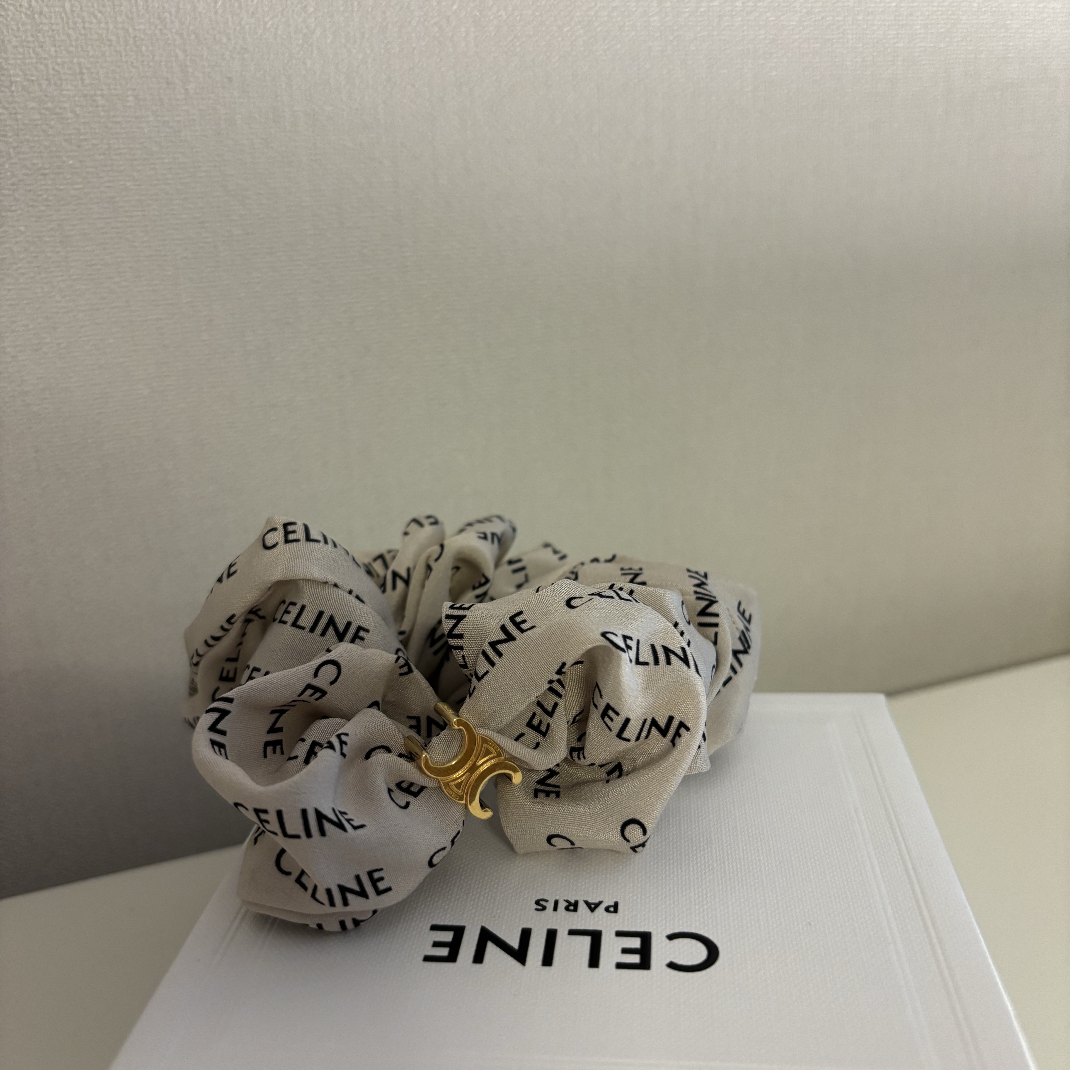 (W) Celine Scrunchy Rayure Bracelet in Brass with Gold Finish and White Slik Gold White 착용 스타일