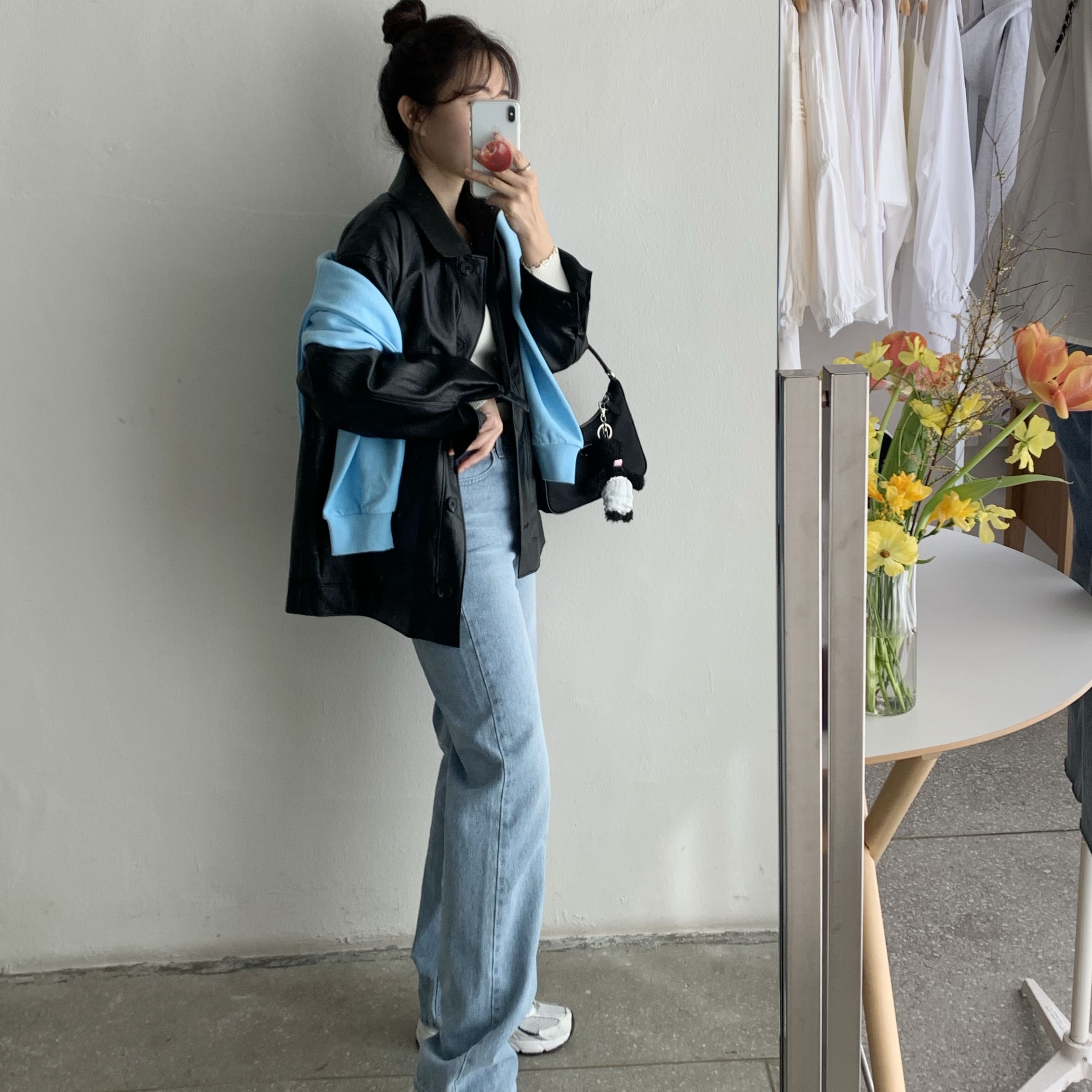 New Balance 530 White, Monamhee Beulpingi Keyring with White Pants Black 착용 스타일 - 3