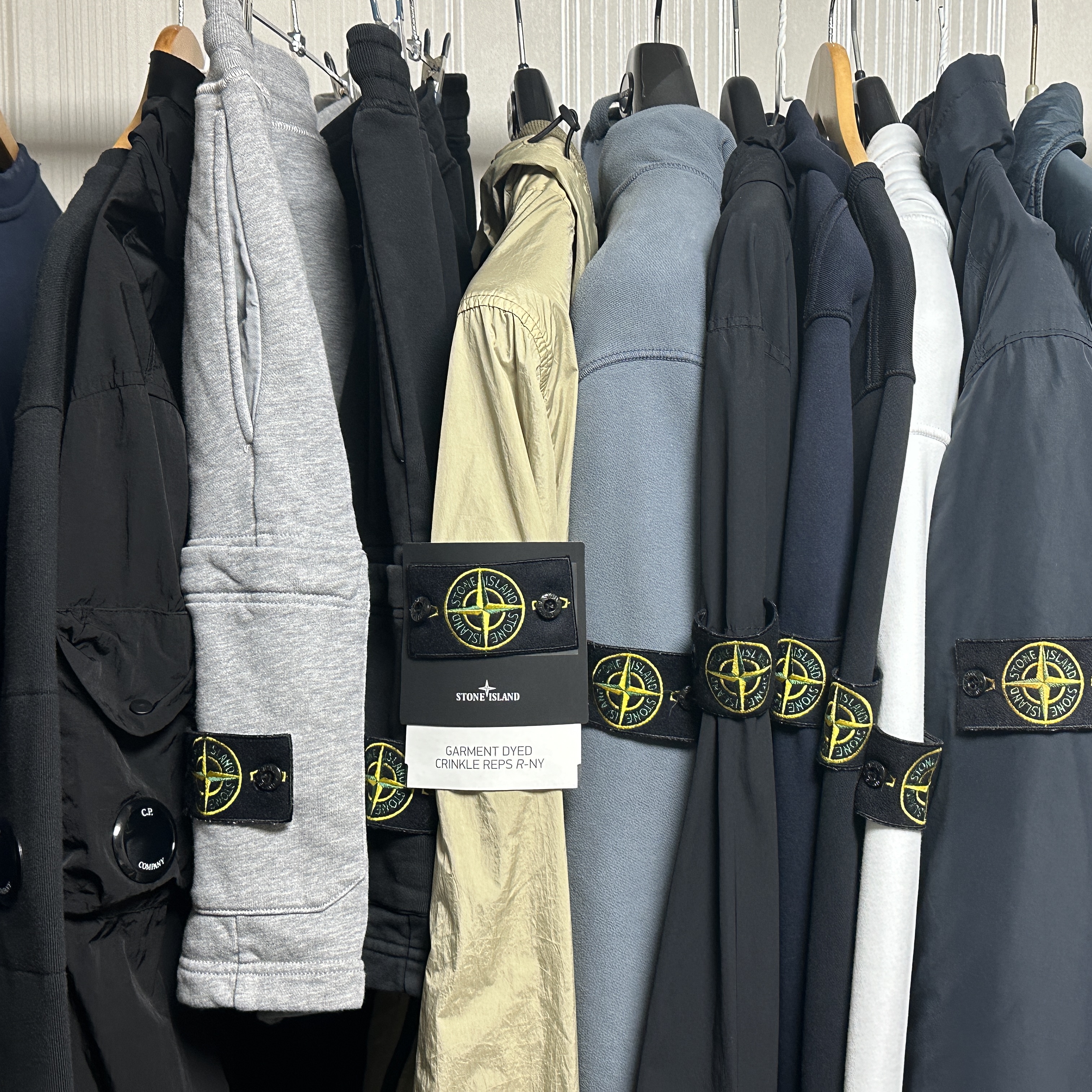 Stone Island 40922 Garment Dyed Crinkle Reps R-Nylon Sand - 24SS, Stone Island 42124 Bio-Based Ripstop Nylon Light Down Shirt Jacket Navy Blue - 22SS 착용 스타일 - 2