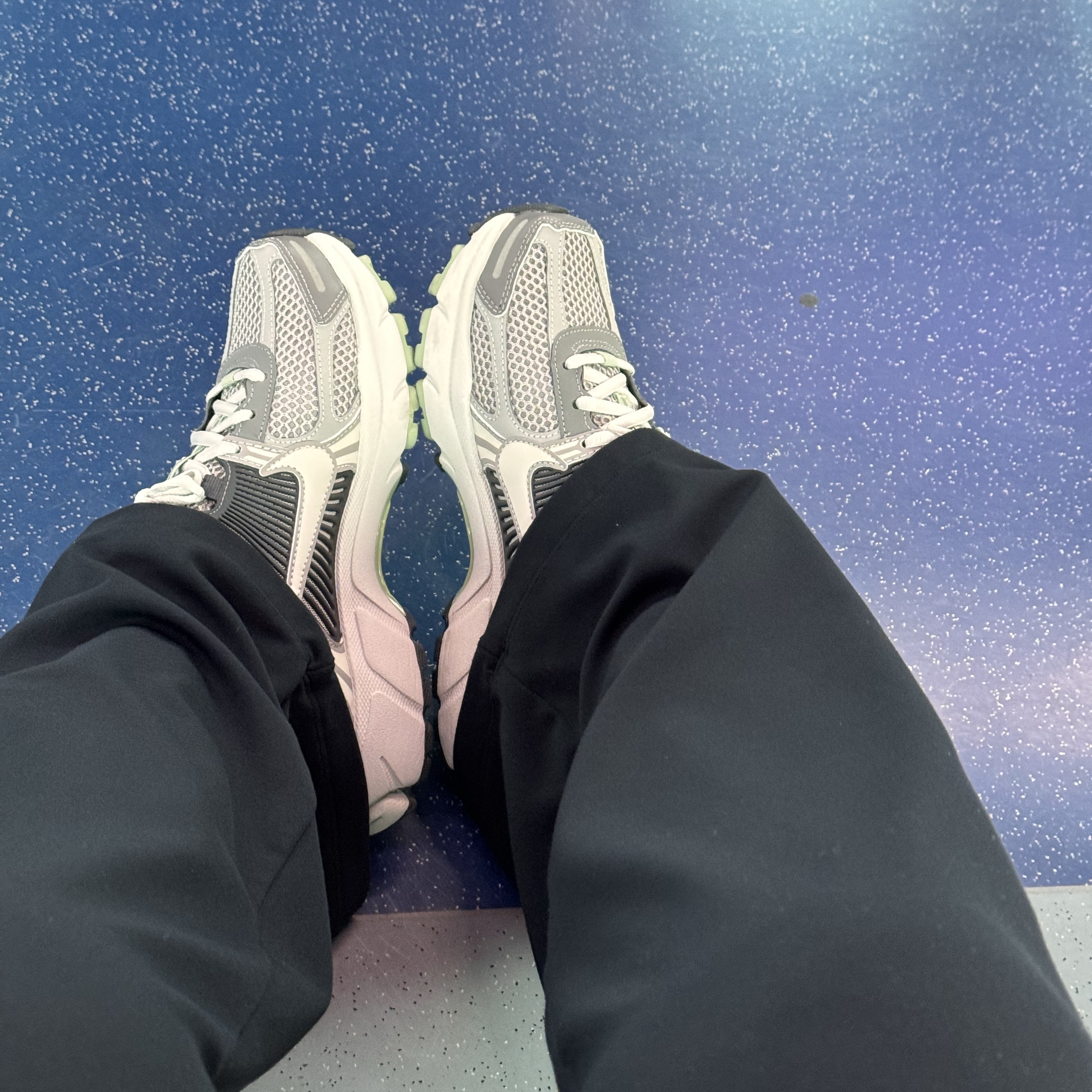 (W) Nike Zoom Vomero 5 Cobblestone and Flat Pewter 착용 스타일 - 2