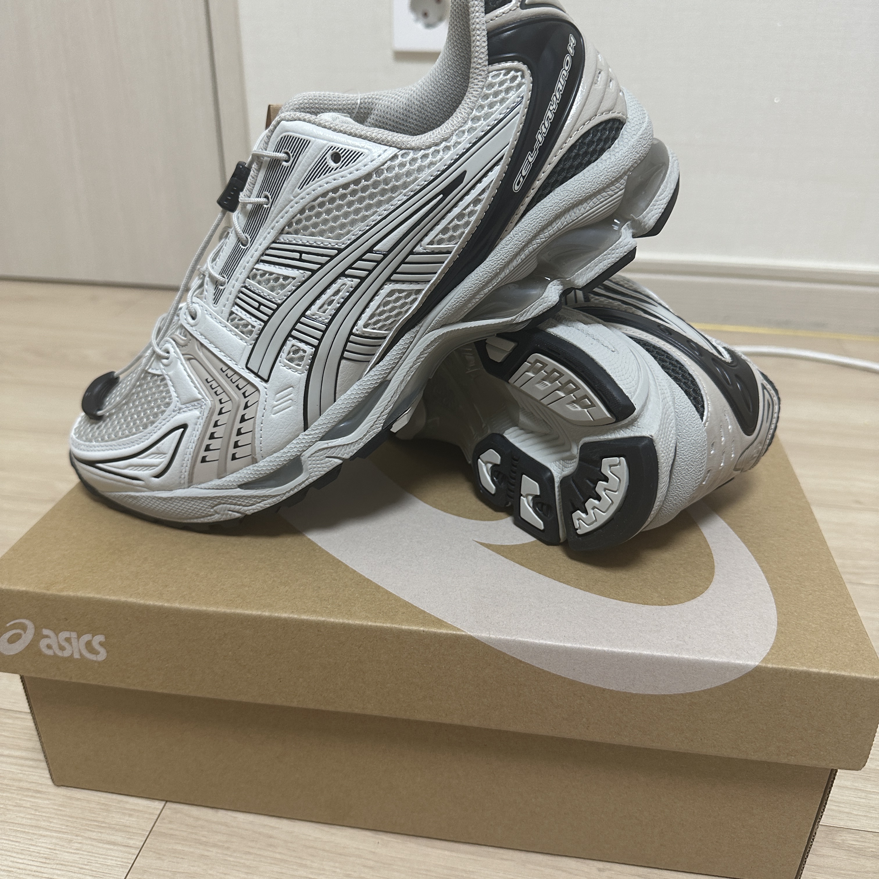 Asics Unlimited Gel-Kayano 14 Smoke Grey 착용 스타일 - 1