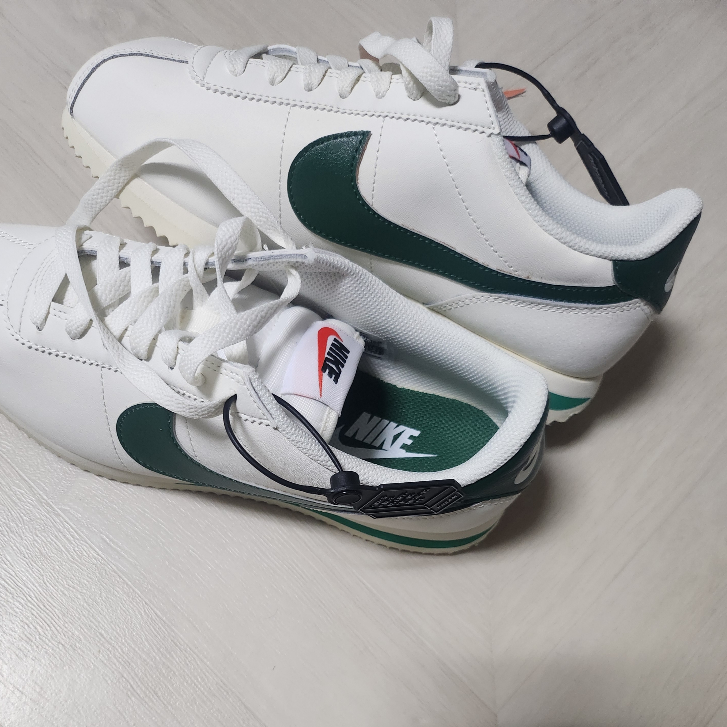 (W) Nike Cortez Gorge Green and Malachite 착용 스타일