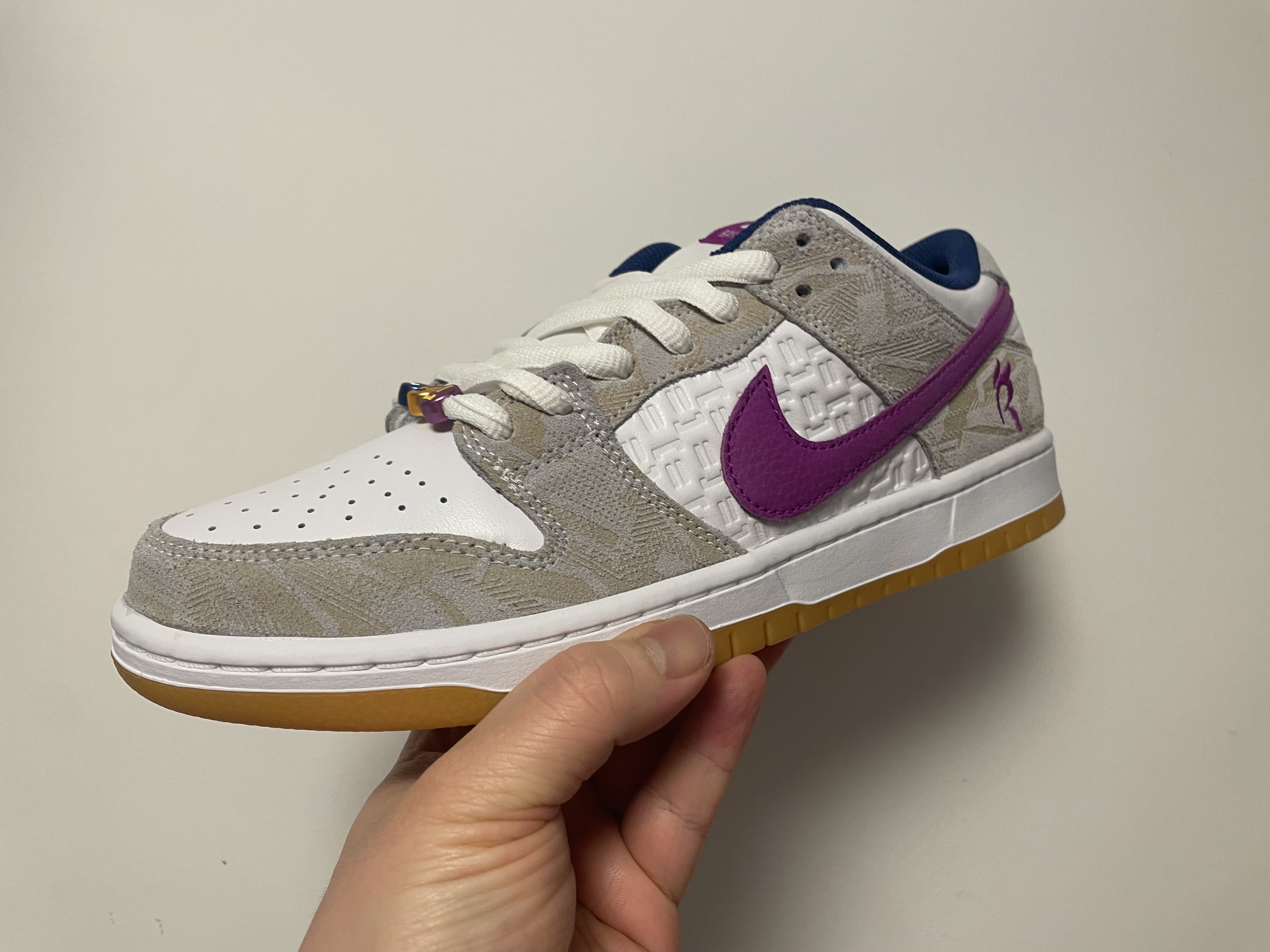 Nike x Rayssa Leal SB Dunk Low PRM Pure Platinum Vivid Purple 착용 스타일 - 3