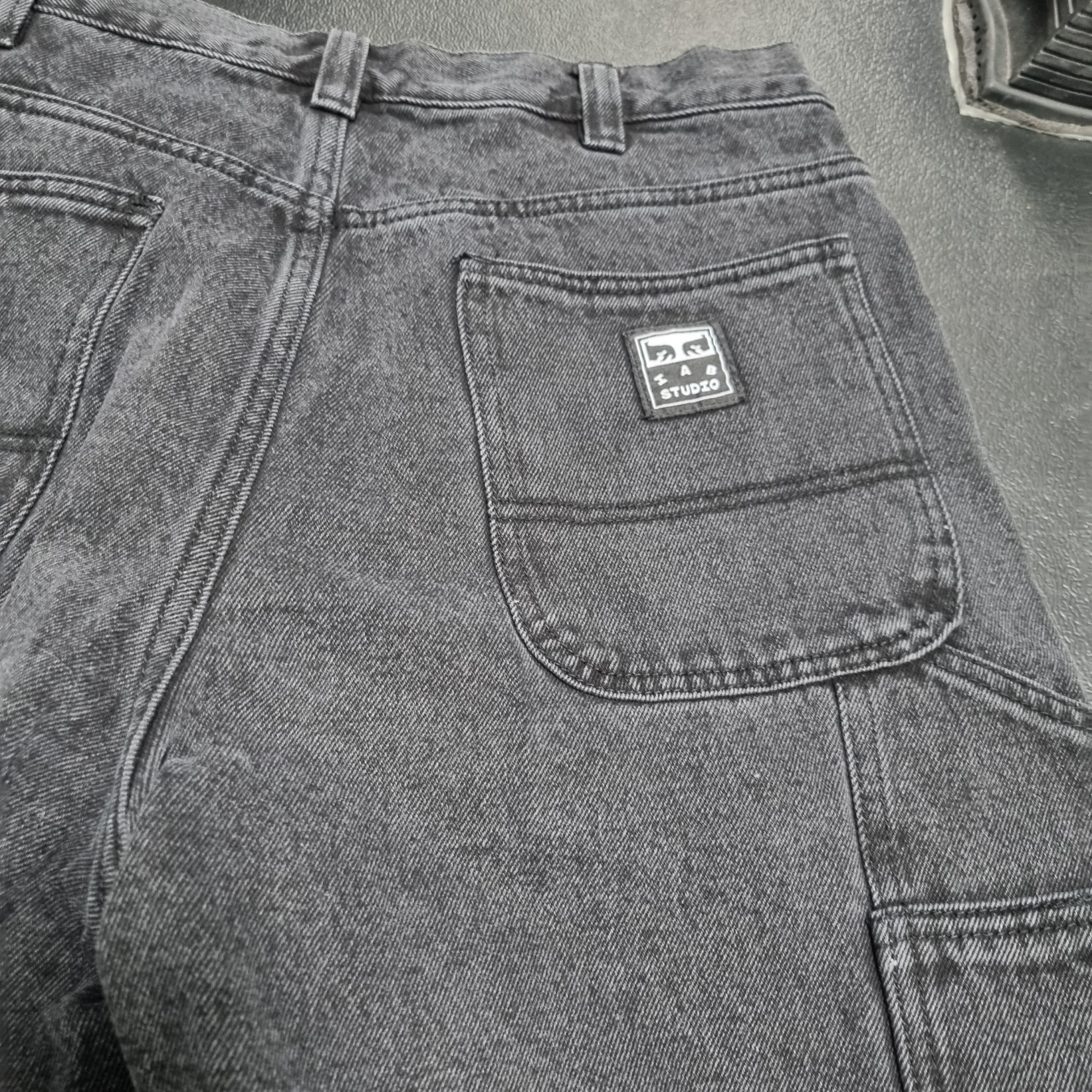 IAB Studio x Obey Poster Carpenter Denim Shorts Dusty Black 착용 스타일 - 2