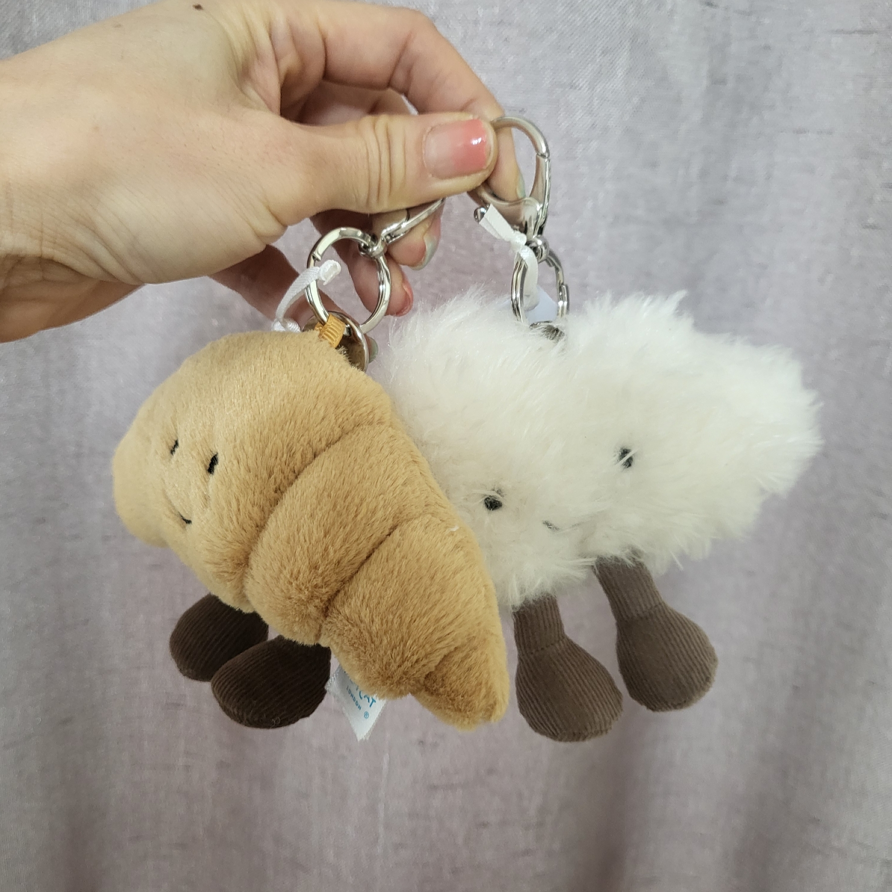 Jellycat Amuseable Croissant Bag Charm Brown, Jellycat Amuseable Cloud Bag Charm White 착용 스타일