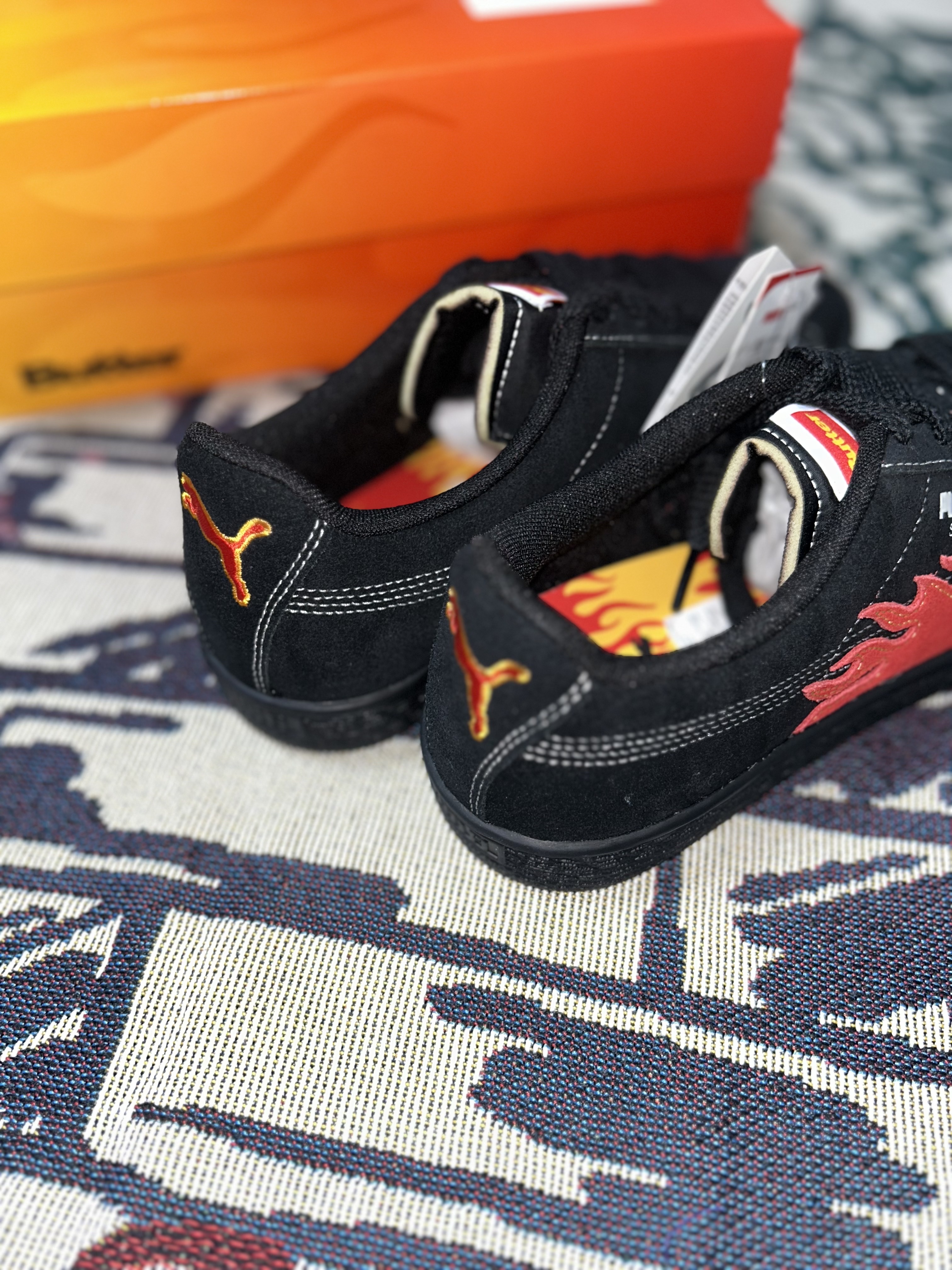 Puma x Butter Goods Suede Classic Black Red 착용 스타일 - 6