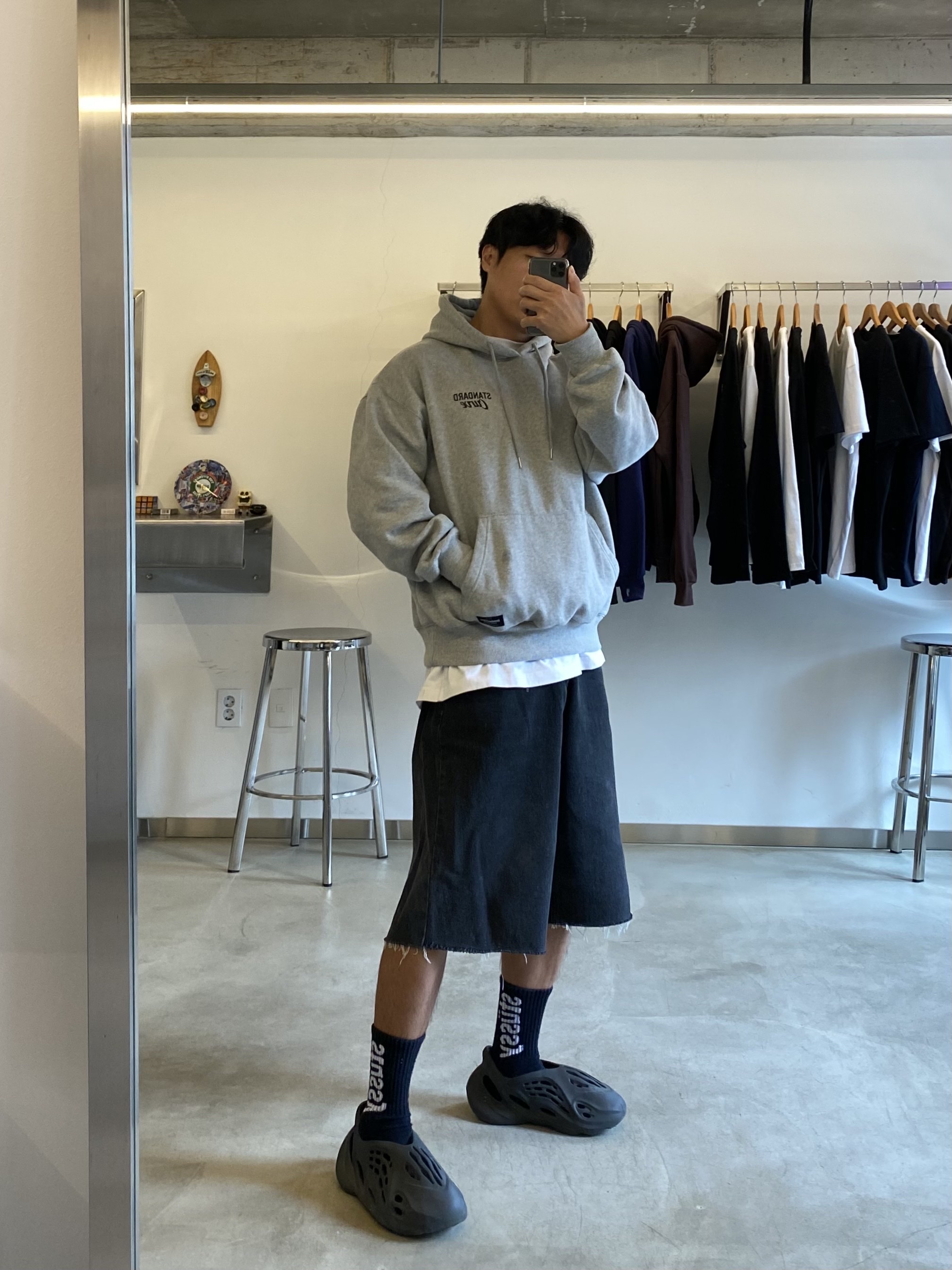 Adidas Yeezy Foam RNNR Onyx, Stussy Helvetica Jacquard Crew Socks Black 착용 스타일 - 1