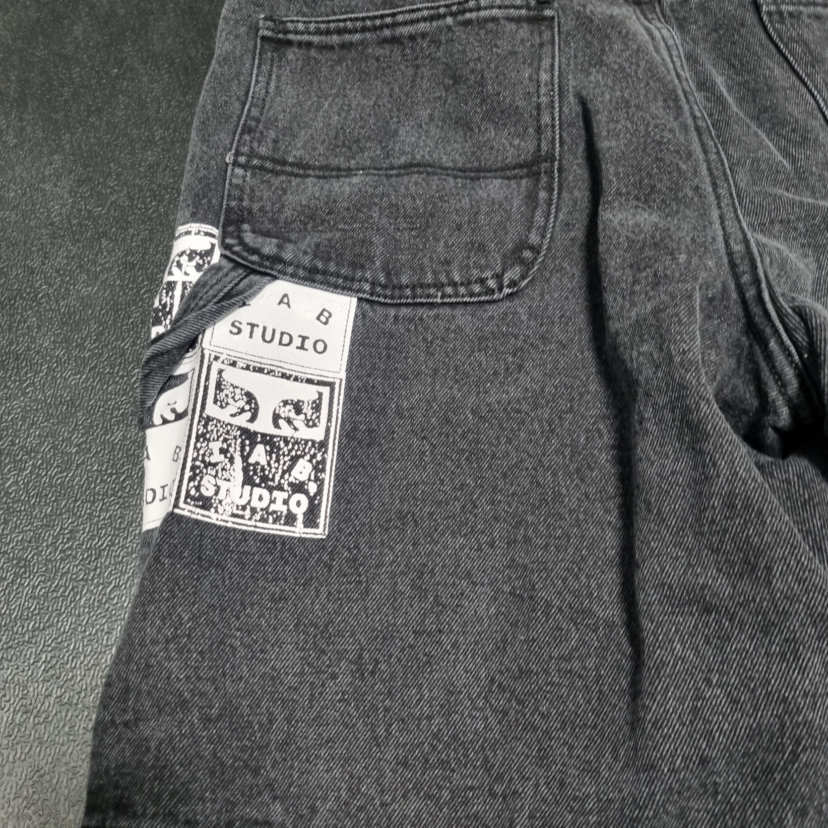 IAB Studio x Obey Poster Carpenter Denim Shorts Dusty Black 착용 스타일 - 1