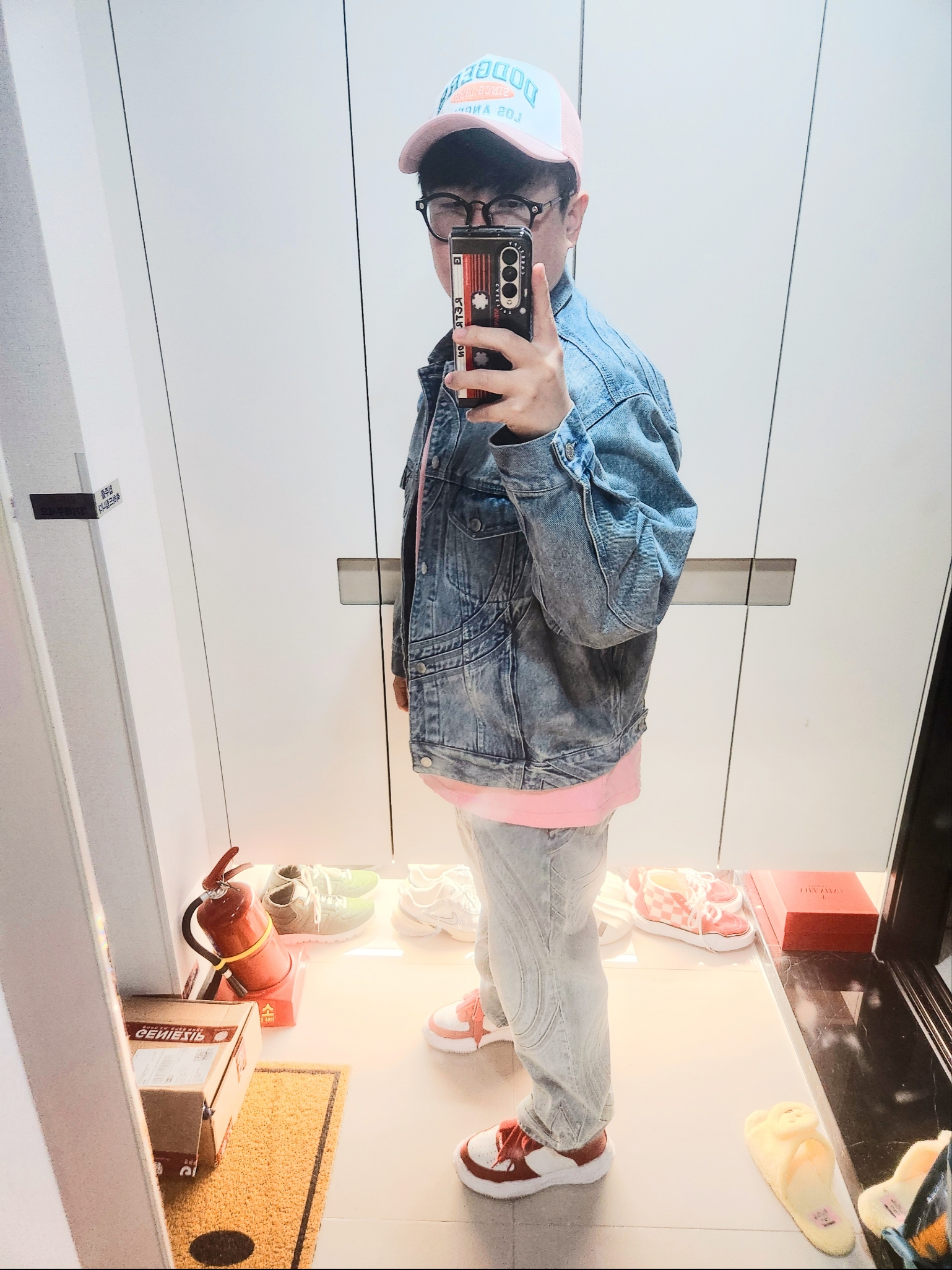 Supreme S Logo Denim Trucker Jacket Washed Blue - 24SS, Supreme S Logo Loose Fit Jean Washed Blue - 24SS 착용 스타일
