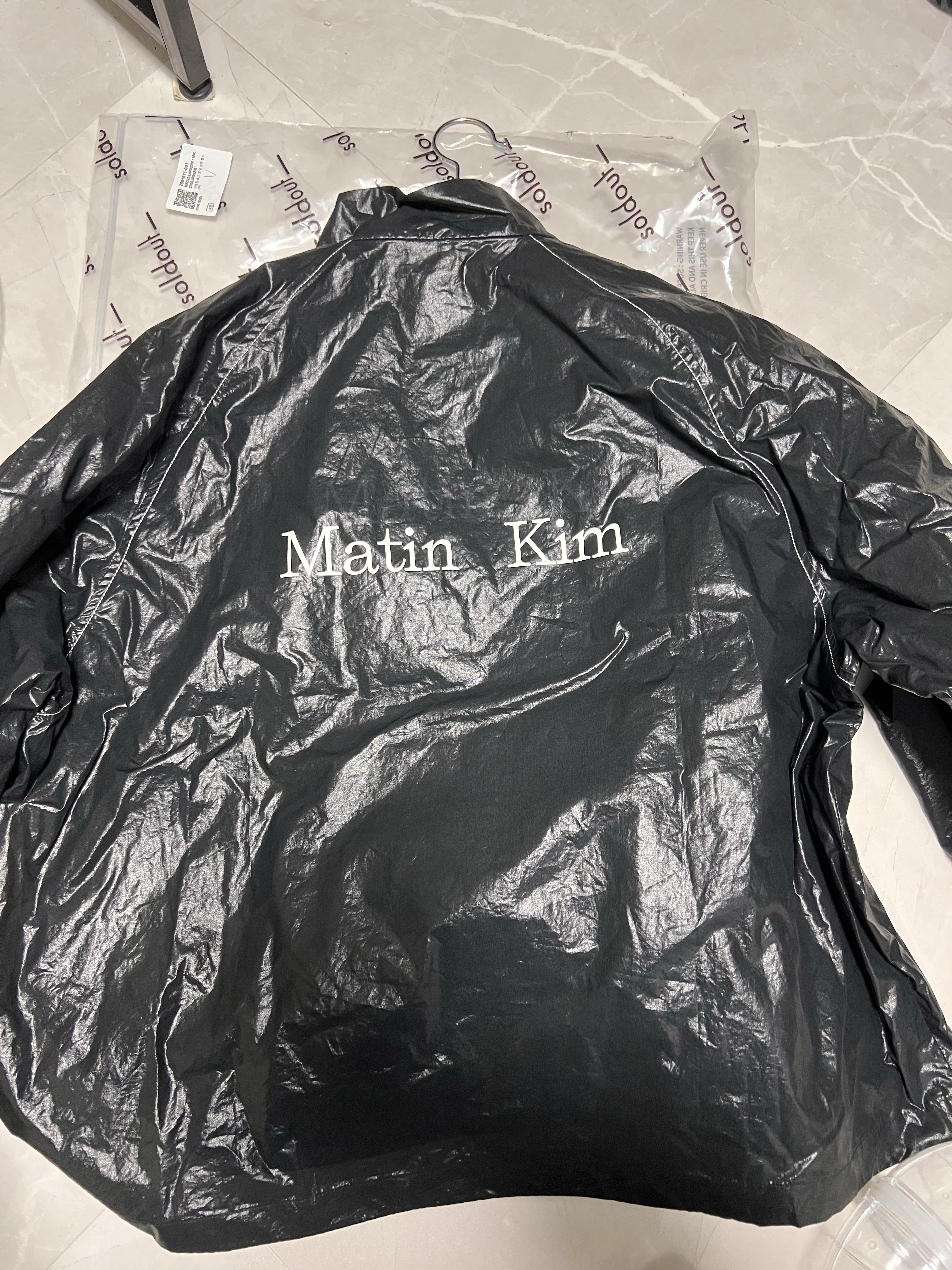 (W) Matin Kim Logo Coating Jumper Black 착용 스타일