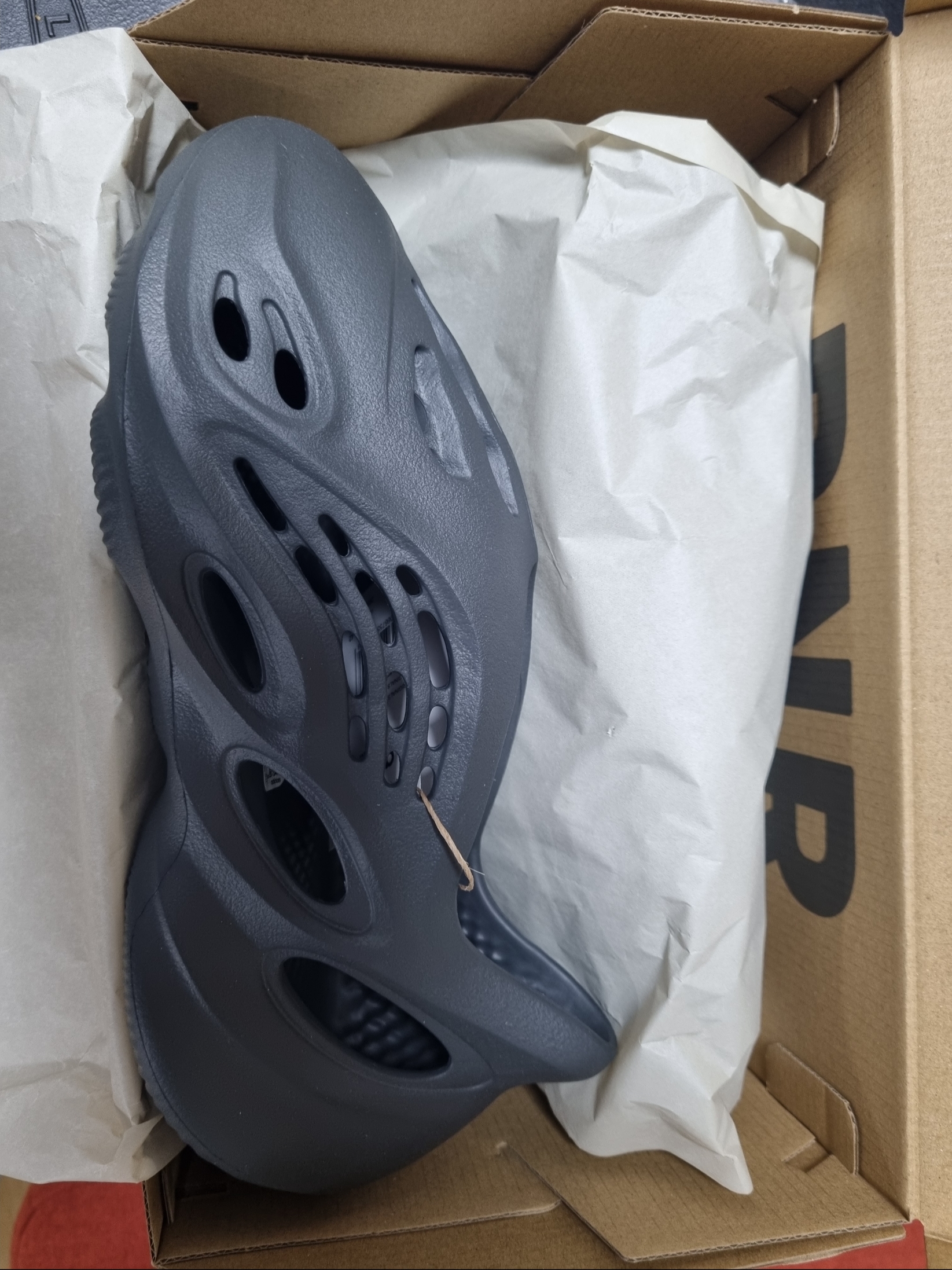 Adidas Yeezy Foam RNNR Carbon 착용 스타일