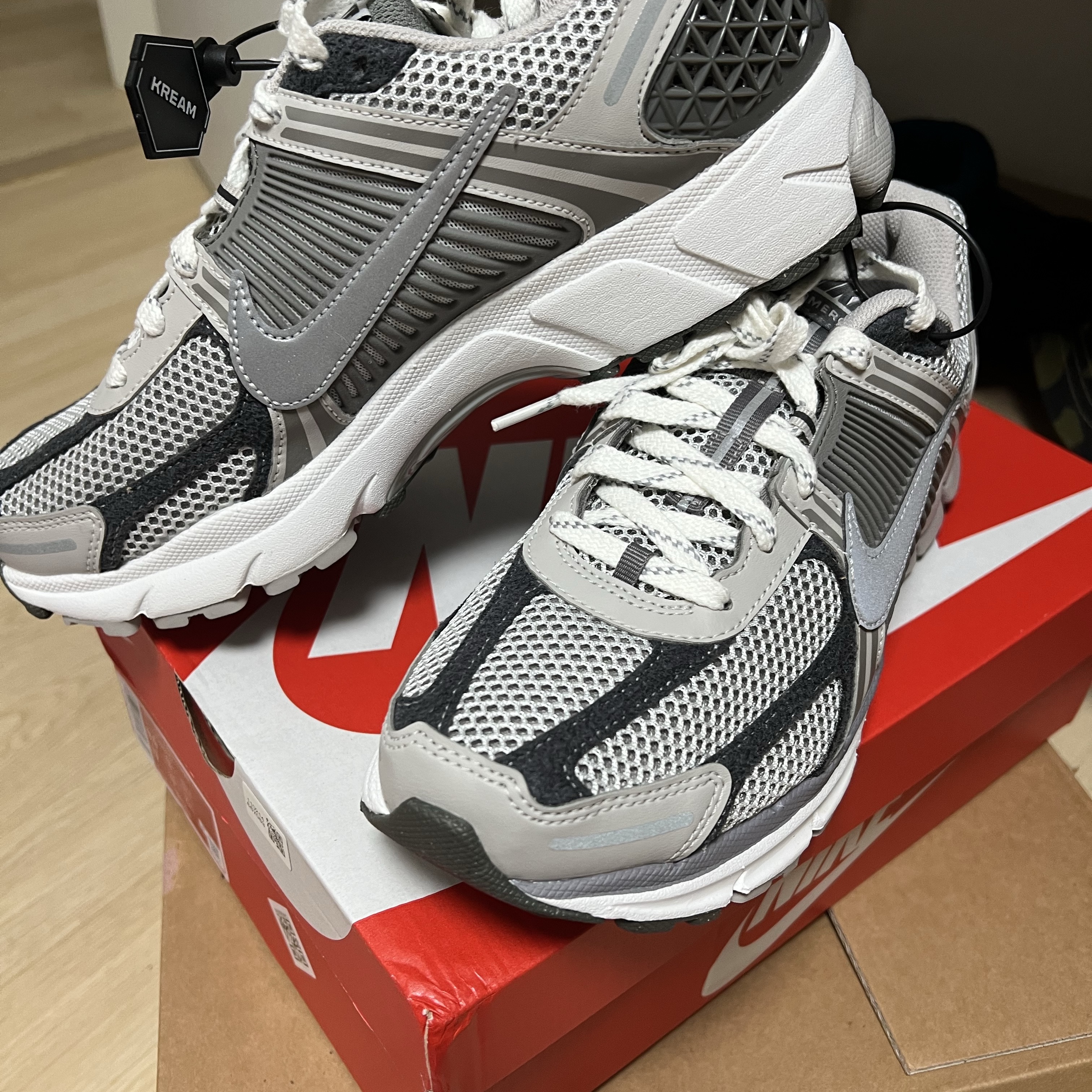 Nike Zoom Vomero 5 PRM Light Iron Ore and Flat Fewter 착용 스타일