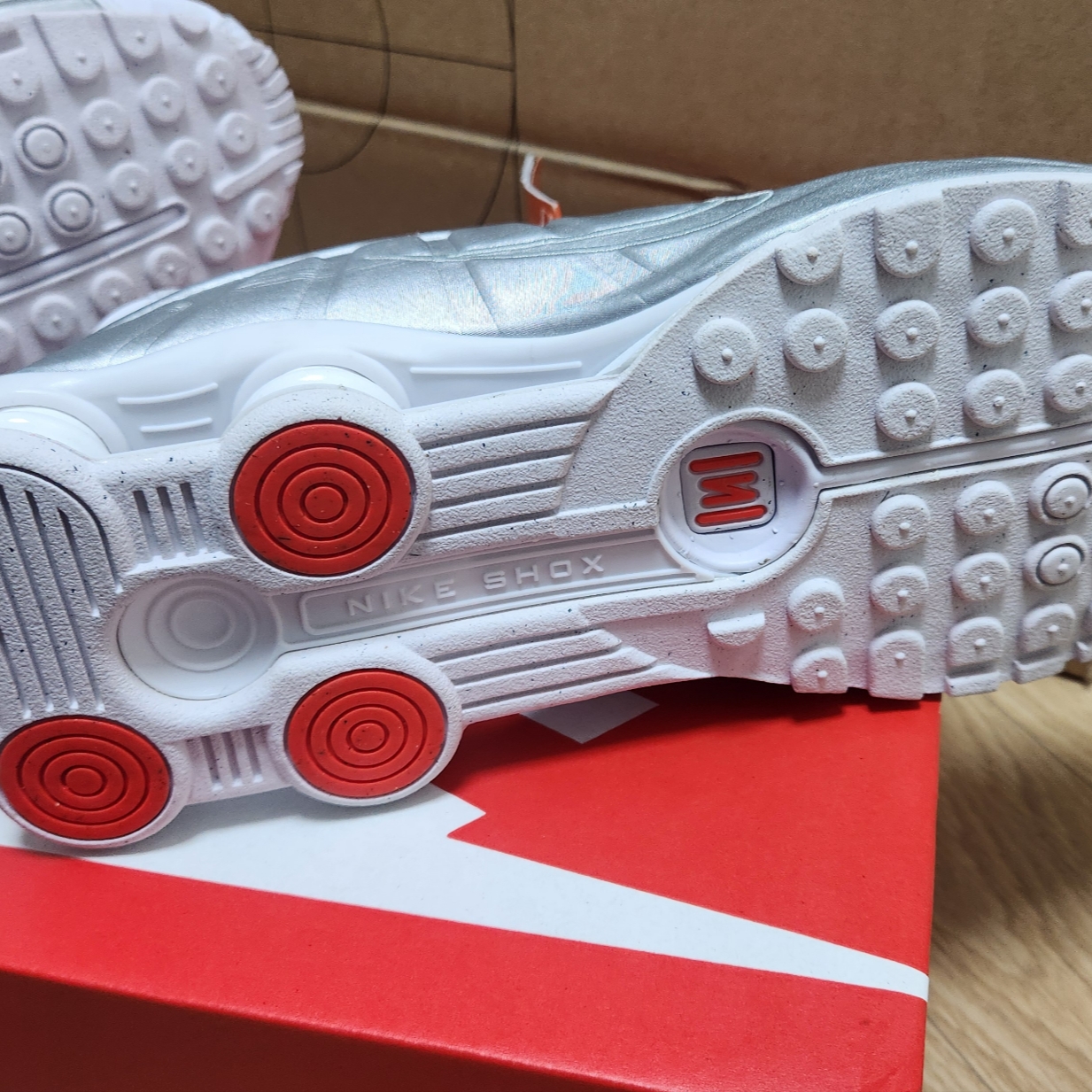 (W) Nike Shox R4 White Metallic Silver 착용 스타일 - 4
