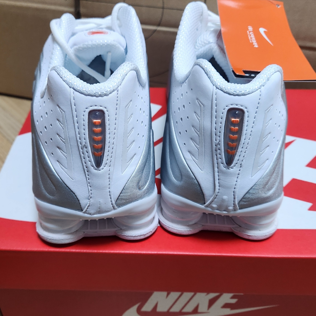 (W) Nike Shox R4 White Metallic Silver 착용 스타일 - 3