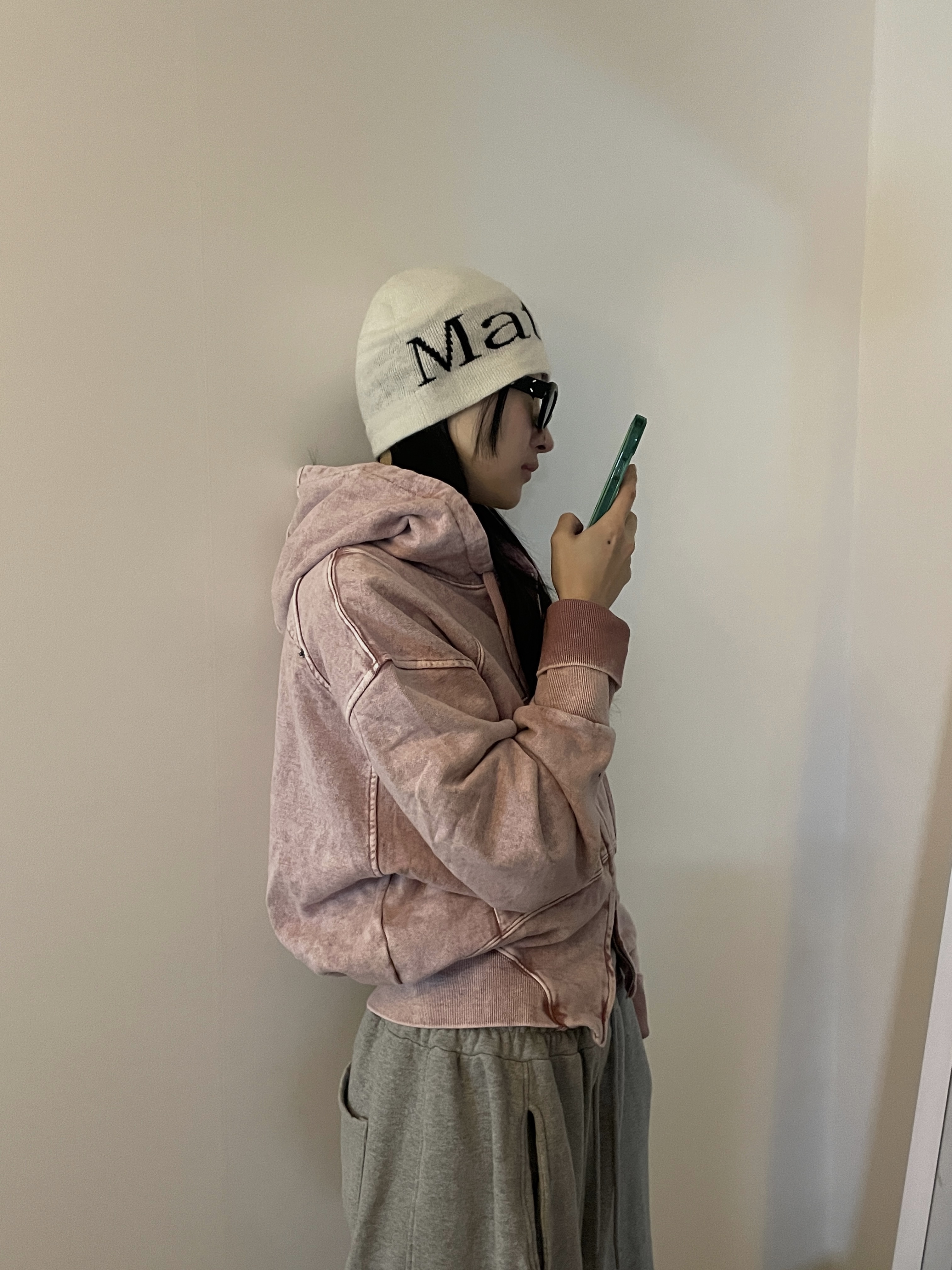 (W) Mischief Balloon Hoodie Washed Pink Brown, Matin Kim Logo Jacquard Short Beanie White 착용 스타일 - 1