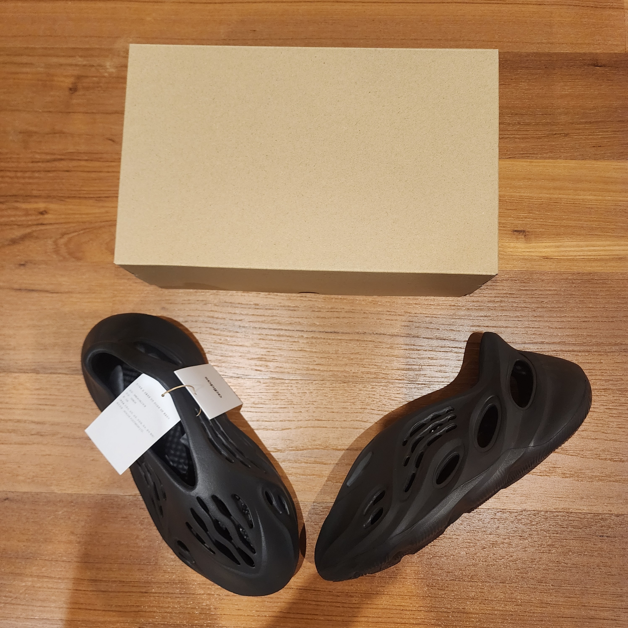 Adidas Yeezy Foam RNNR Onyx 착용 스타일 - 2