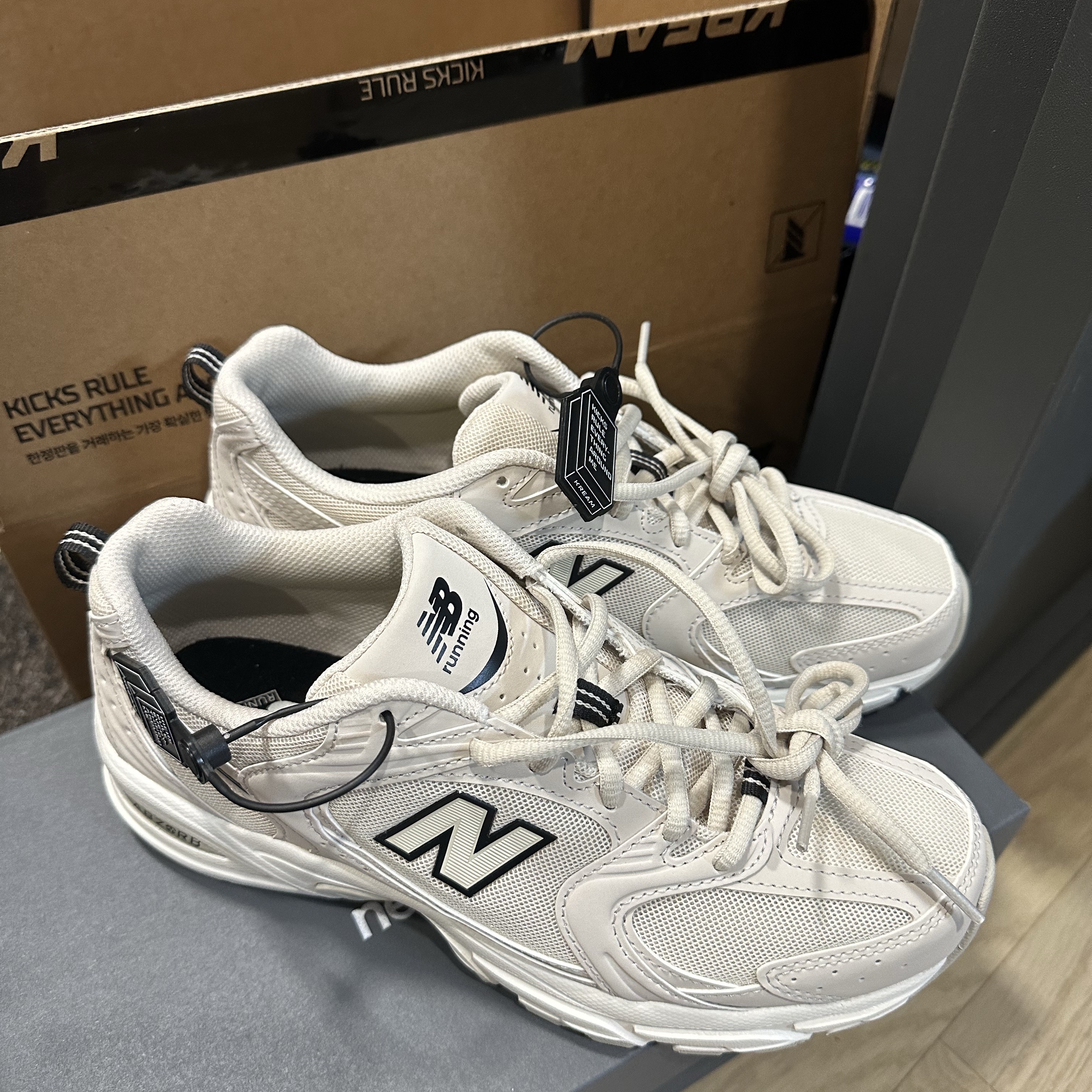 New Balance 530 Ivory 착용 스타일
