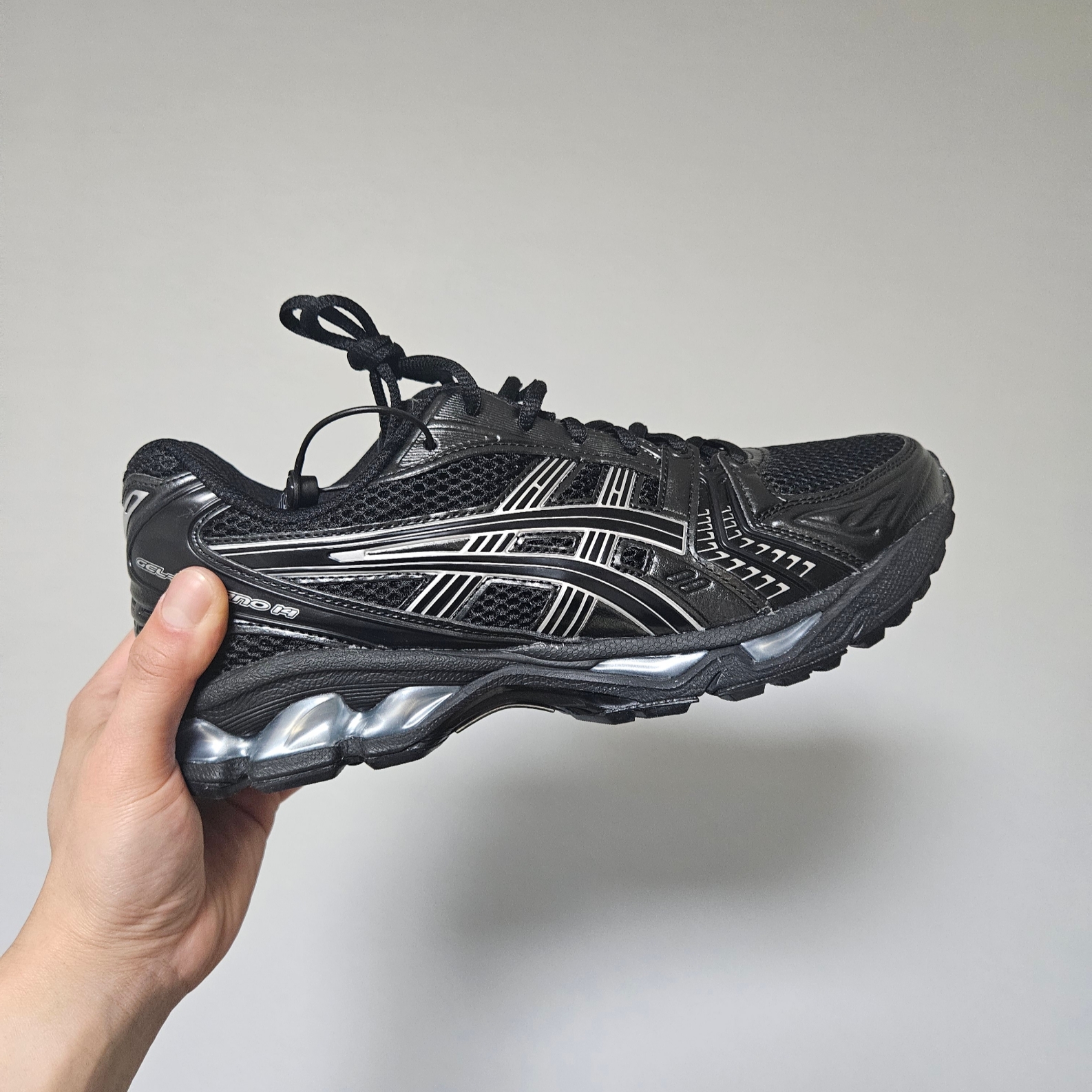 Asics Gel-Kayano 14 Black Pure Silver 착용 스타일
